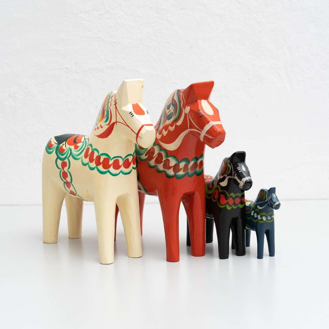 Ensemble de 4 jouets de cheval Dala en bois folklorique suédois, vers 1960 en vente 10