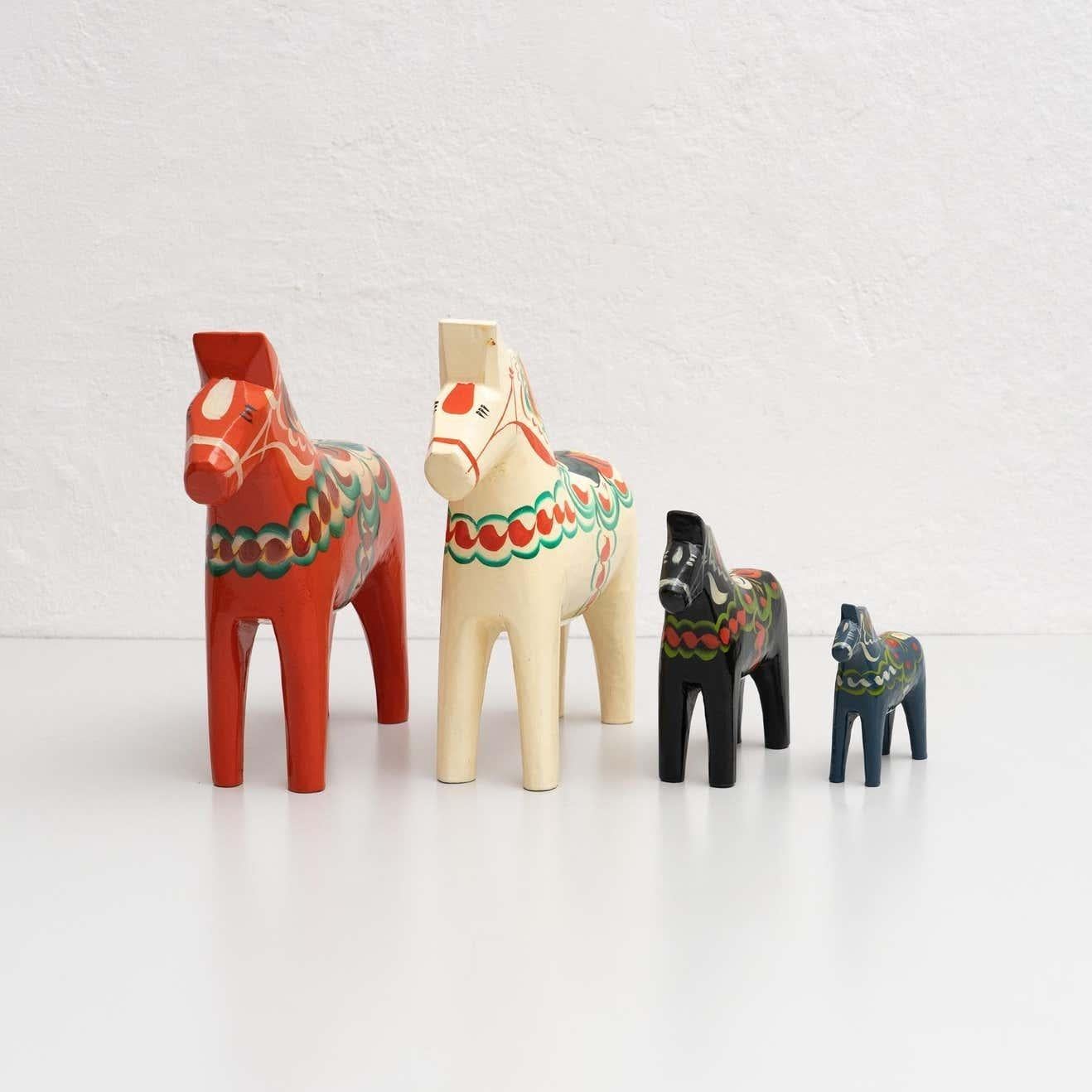 Set of 4 Swedish Folk Wooden Dala Horse Toys, circa 1960 In Good Condition For Sale In Barcelona, ES