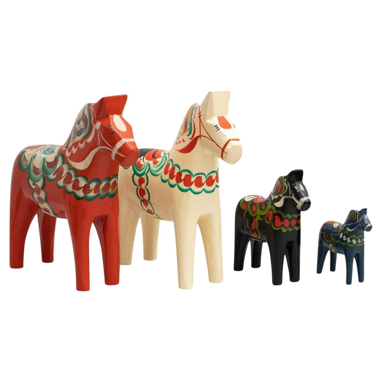 Ensemble de 4 jouets de cheval Dala en bois folklorique suédois, vers 1960