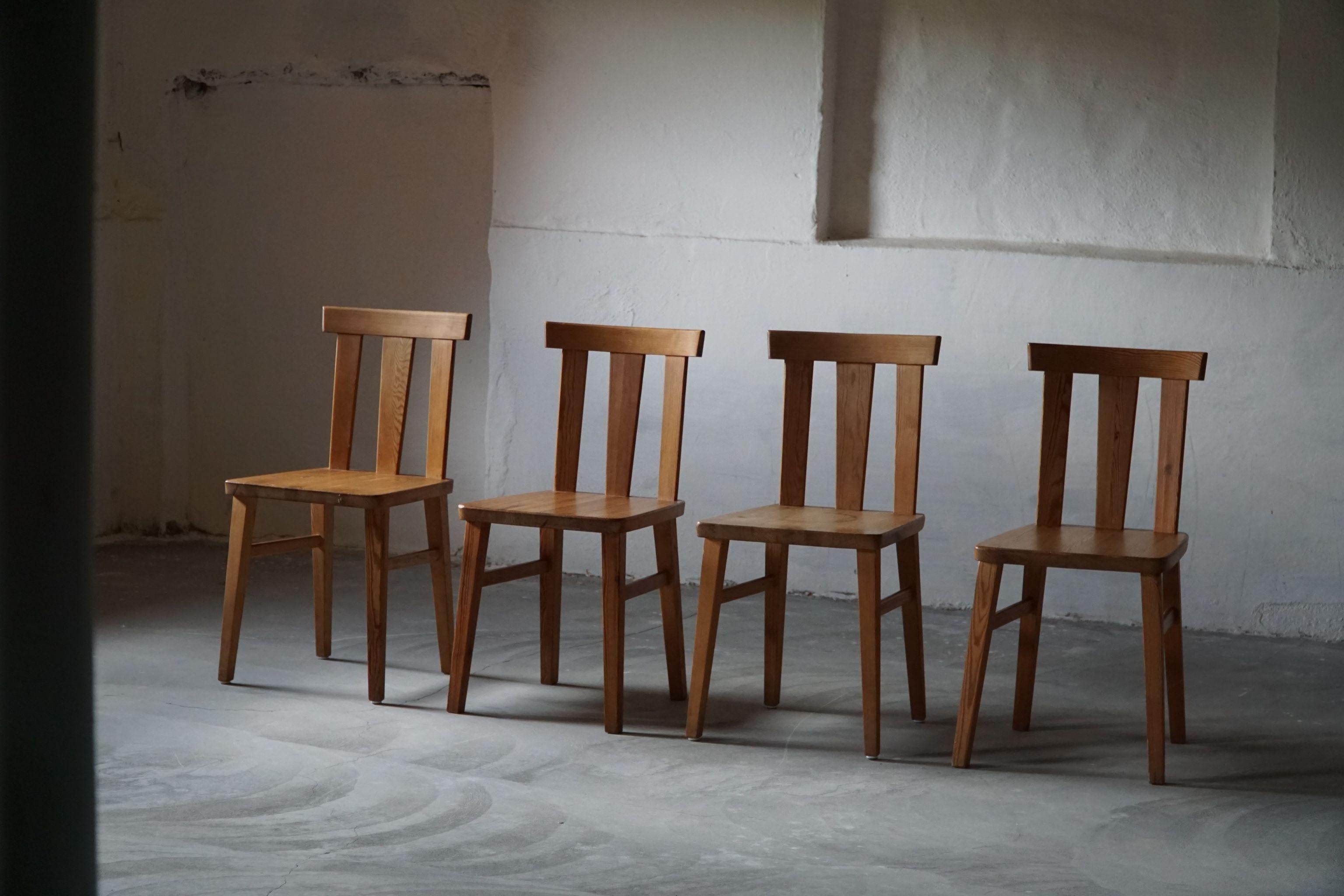 Set of 4 Swedish Modern Chairs in Solid Pine, Axel Einar Hjorth Style, 1930s For Sale 8