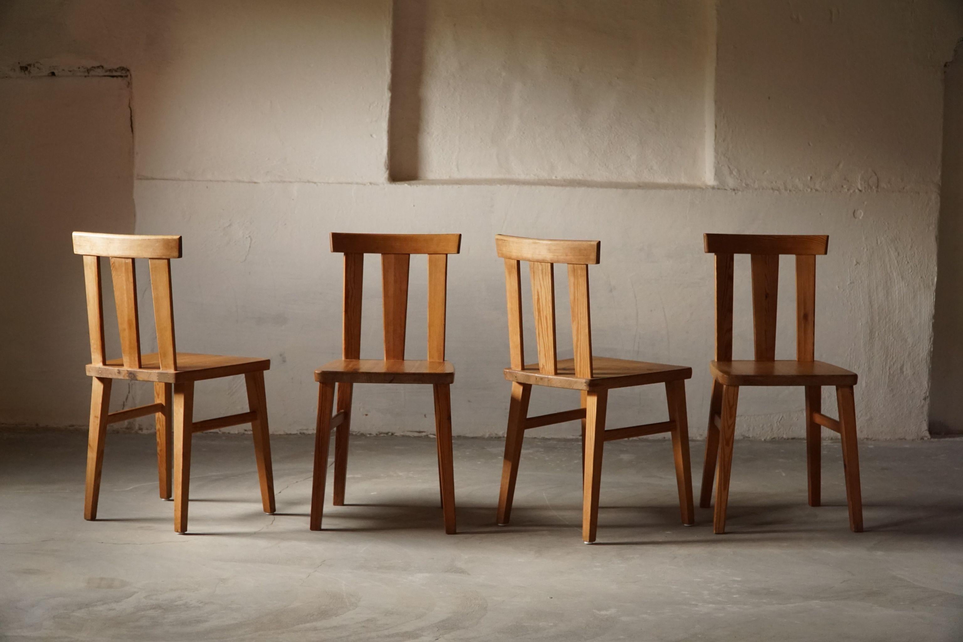Ein Satz von 4 Esszimmerstühlen aus massivem Kiefernholz, von einem schwedischen Tischler in den 1930er Jahren.
Hergestellt im Stil der ikonischen Stühle von Axel Einar Hjorth, Modell 