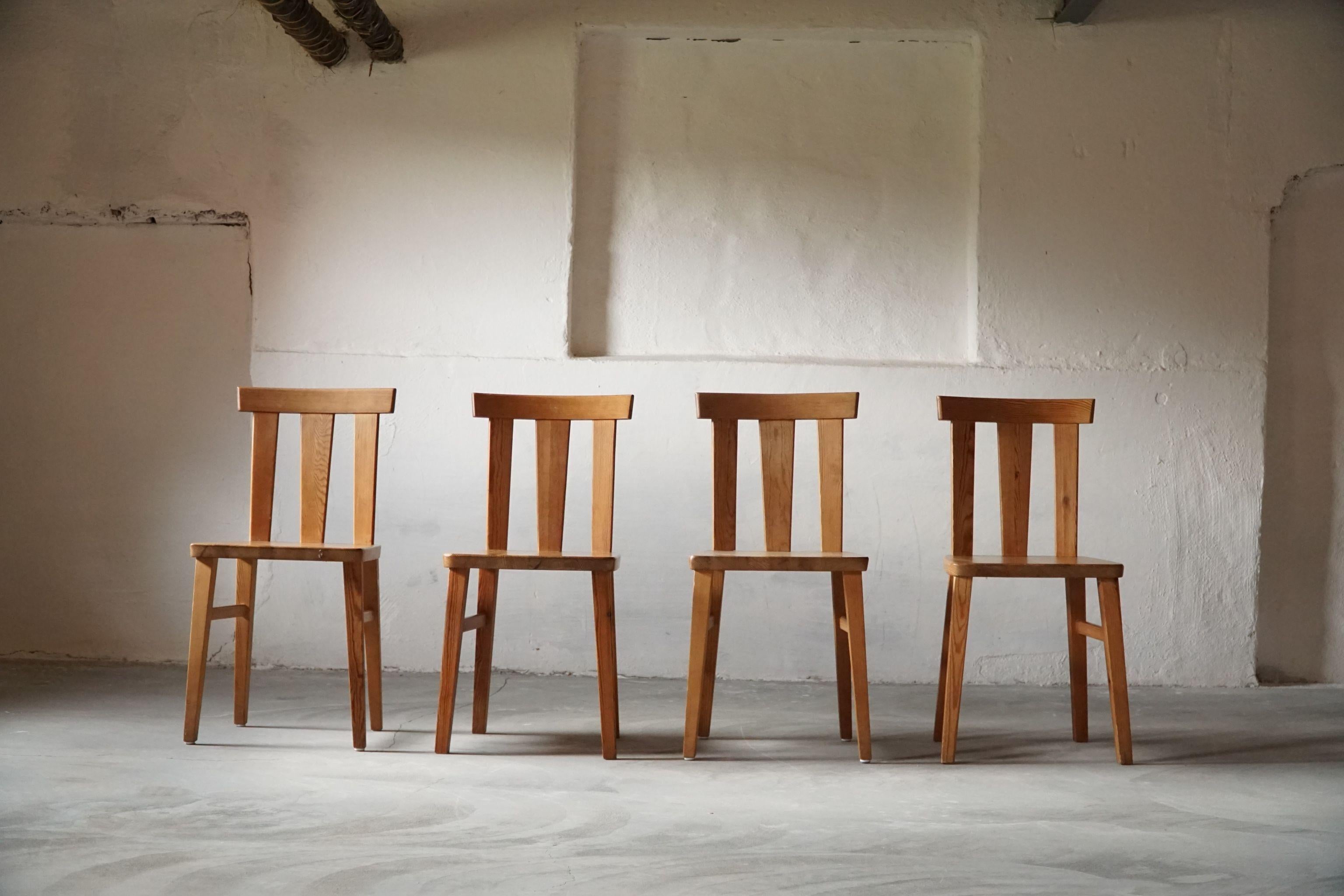 Hand-Crafted Set of 4 Swedish Modern Chairs in Solid Pine, Axel Einar Hjorth Style, 1930s For Sale