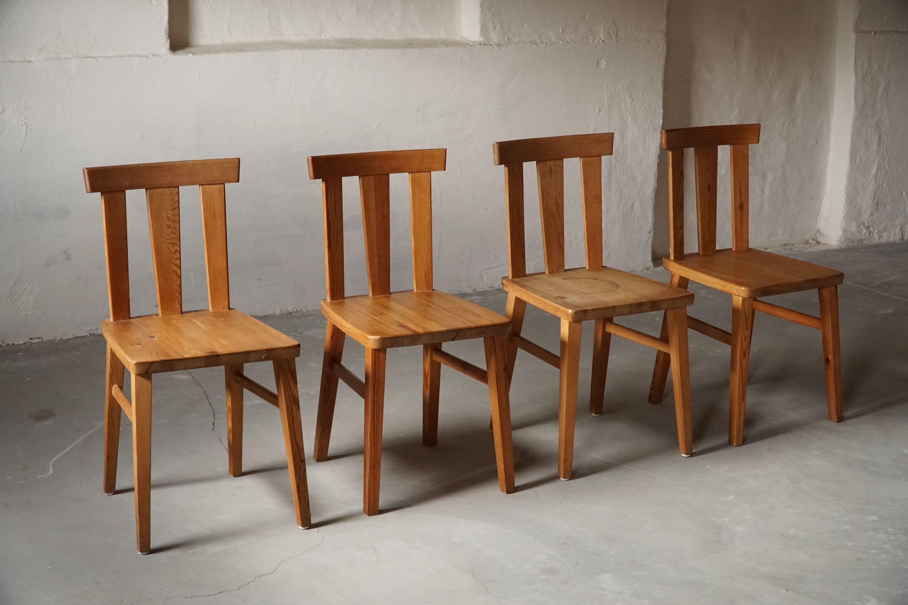 Set of 4 Swedish Modern Chairs in Solid Pine, Axel Einar Hjorth Style, 1930s In Good Condition For Sale In Odense, DK