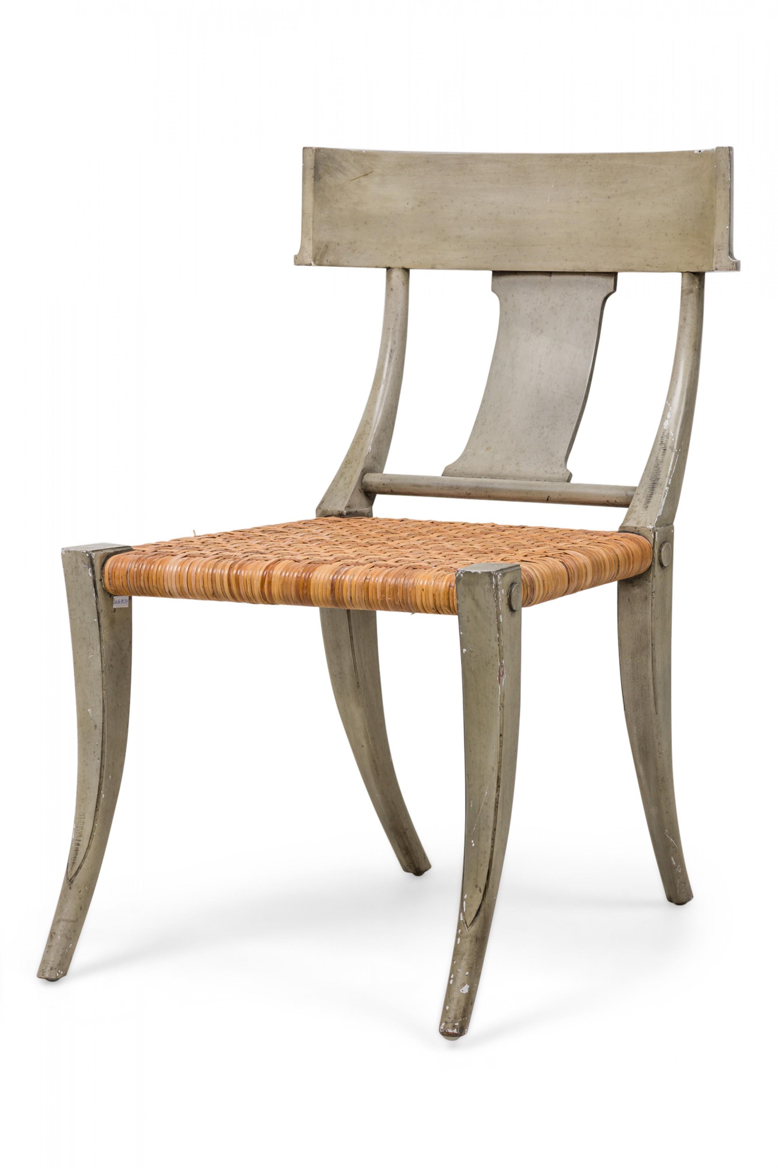 Satz von 4 schwedischen neoklassizistischen grau lackierten und Binsensitz-Stühlen „Klismos“ (Moderne der Mitte des Jahrhunderts) im Angebot