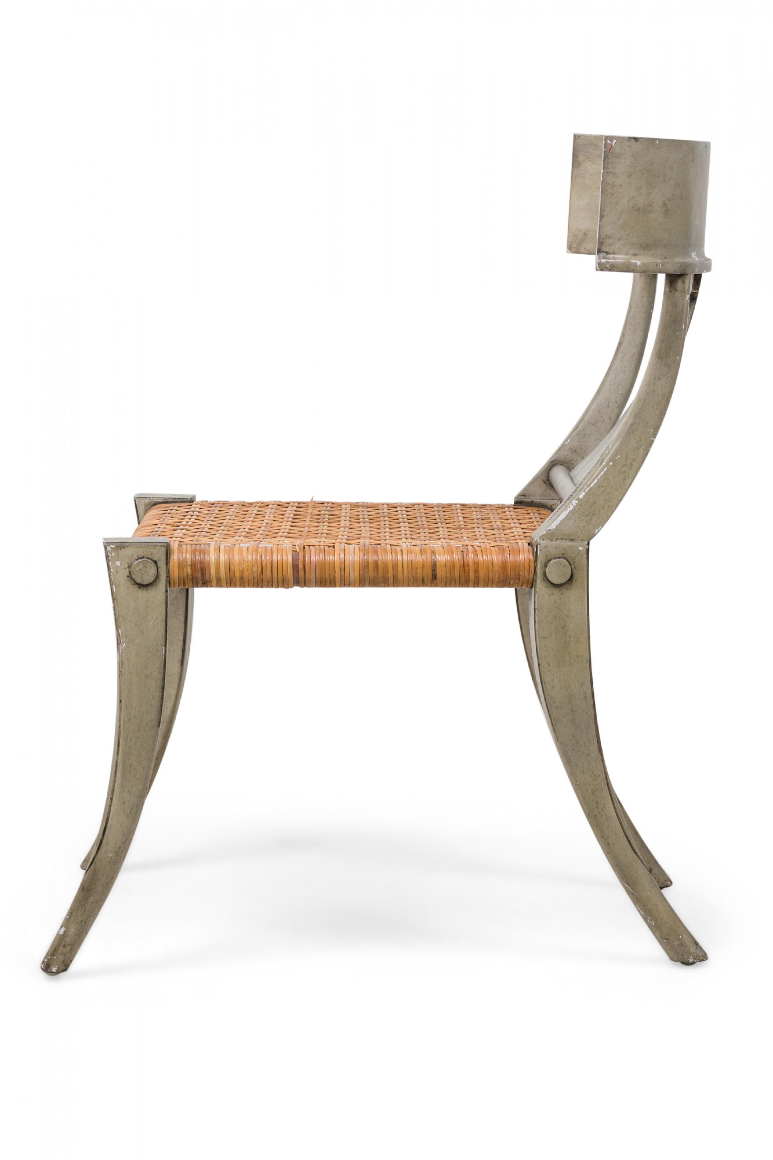 Suédois Ensemble de 4 chaises suédoises néoclassiques « Klismos » peintes en gris et assise en jonc en vente