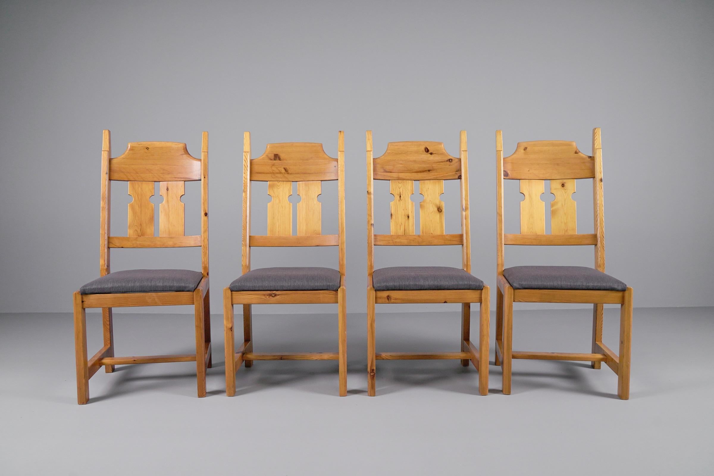 Extremely rare set of 4 from the Swedish wood manufacturer Furusnickarn AB. 

Pine wood and upholstered seat in upholstery fabric. 

Good to very good condition with normal signs of use.