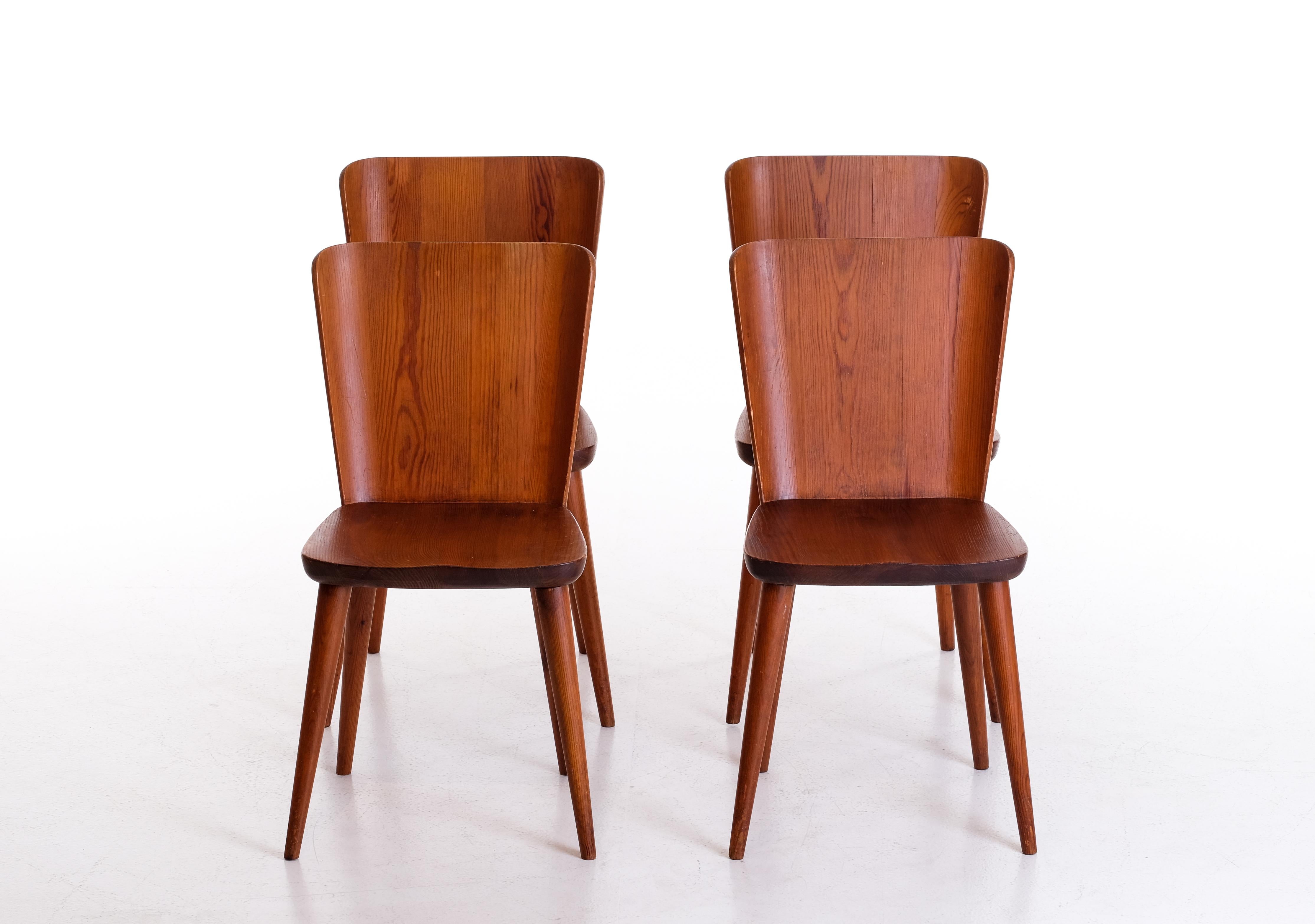 Scandinavian Modern Set of 4 Swedish Pine Chairs by Göran Malmvall, Svensk Fur, 1960s For Sale