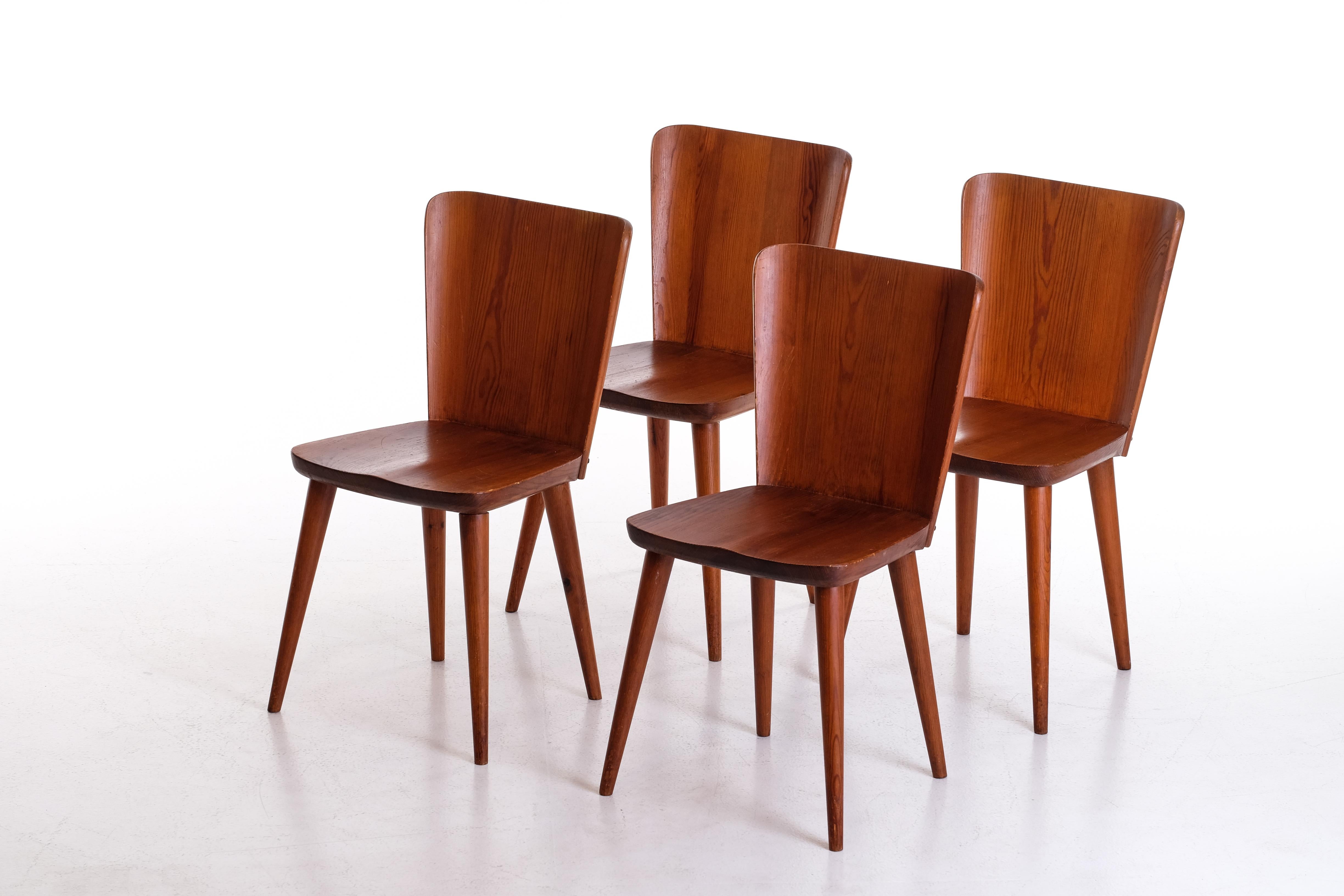 Set of 4 Swedish Pine Chairs by Göran Malmvall, Svensk Fur, 1960s In Good Condition For Sale In Stockholm, SE