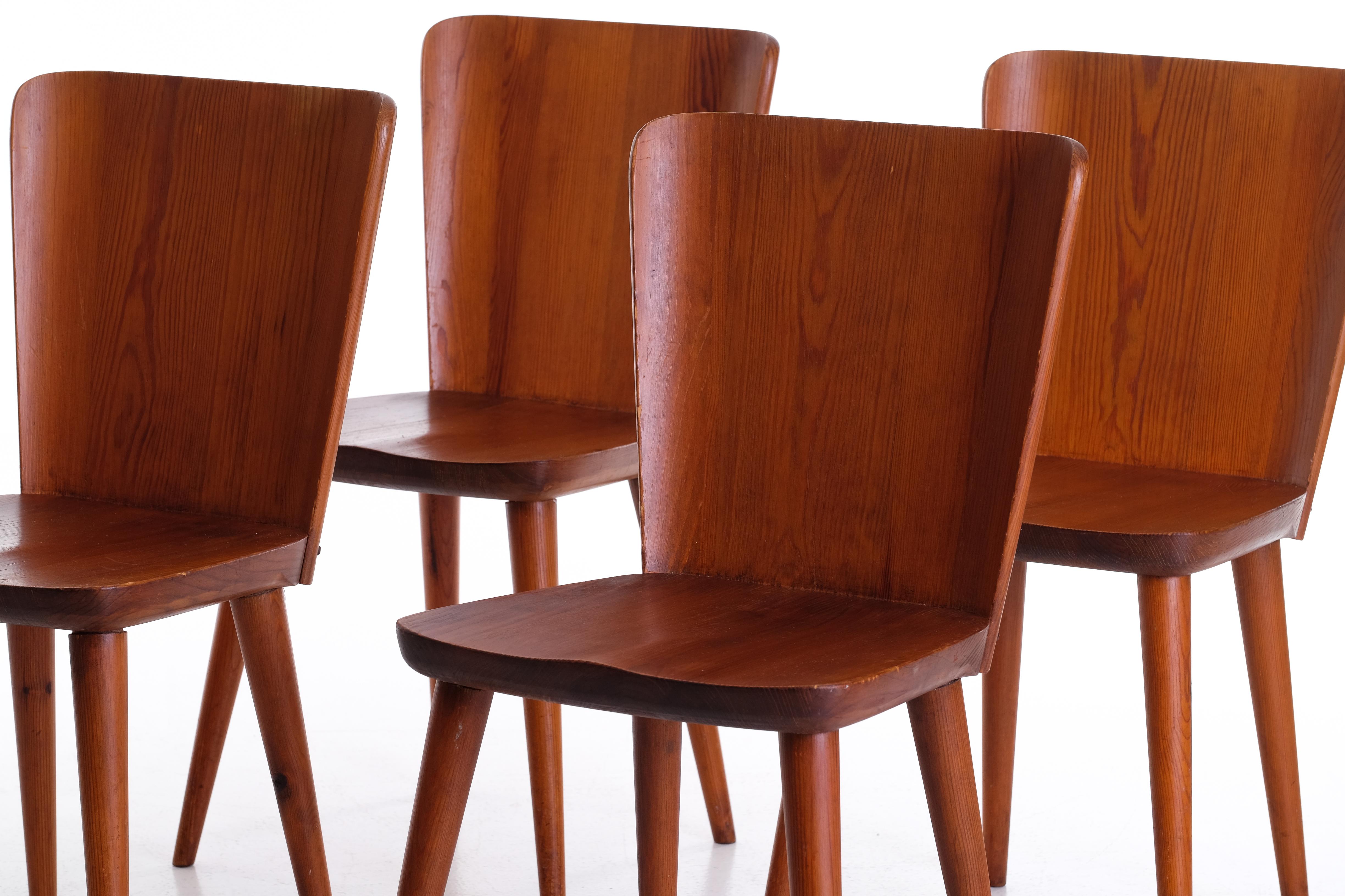 Mid-20th Century Set of 4 Swedish Pine Chairs by Göran Malmvall, Svensk Fur, 1960s For Sale