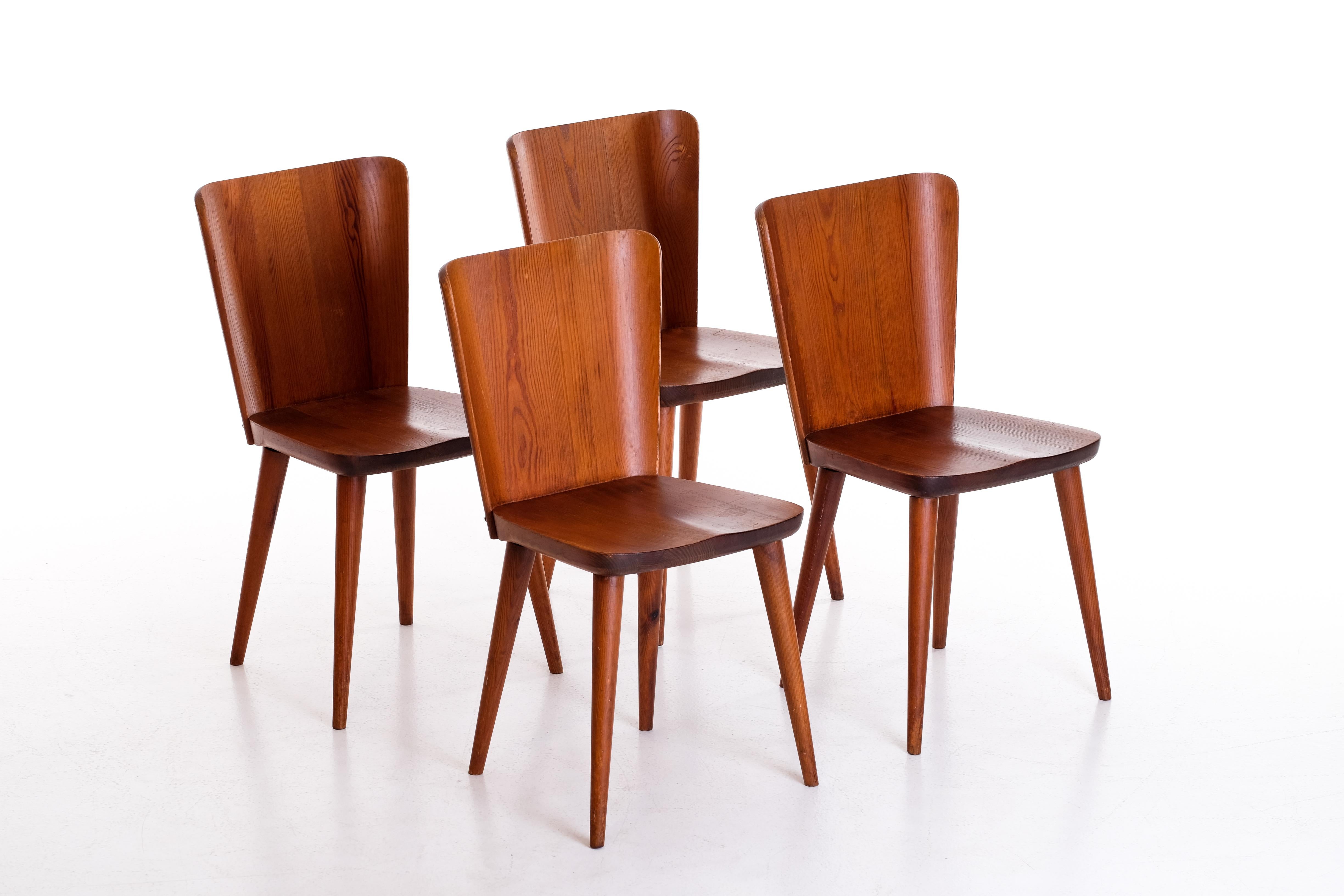Set of 4 Swedish Pine Chairs by Göran Malmvall, Svensk Fur, 1960s For Sale 1