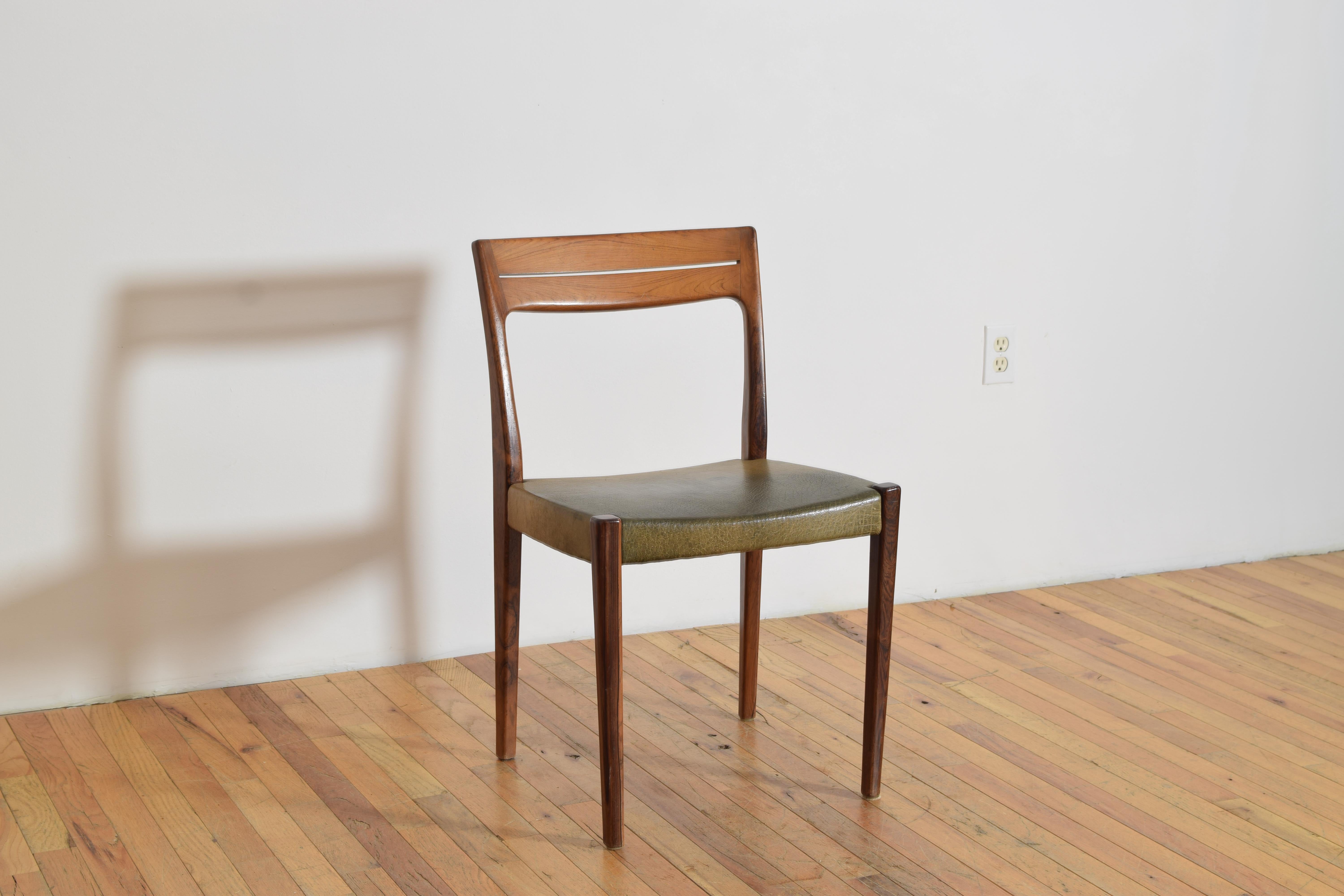 Svedese Set di 4 sedie da pranzo svedesi in teak e pelle, metà del XX secolo in vendita