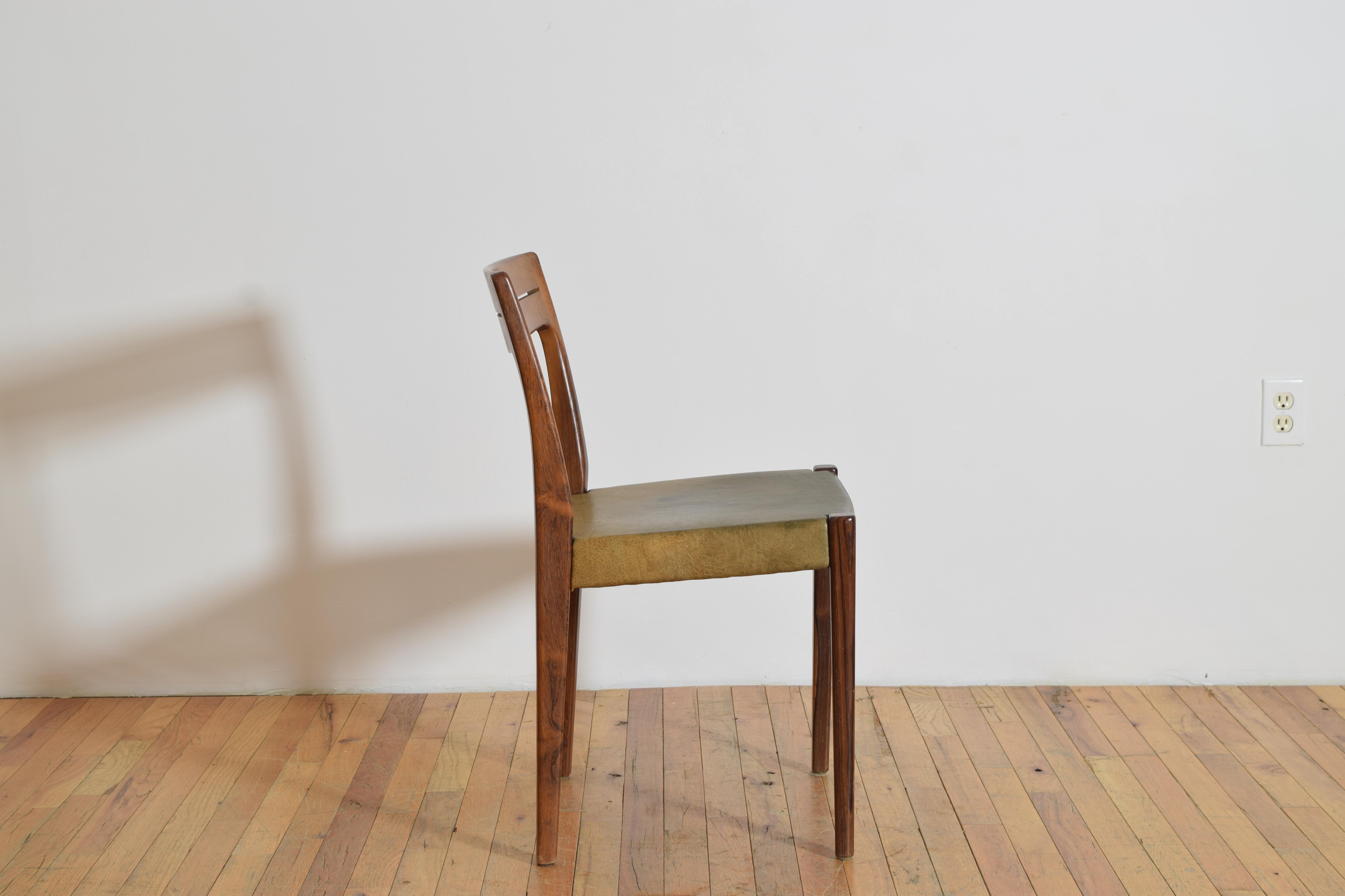 Teak Set di 4 sedie da pranzo svedesi in teak e pelle, metà del XX secolo in vendita