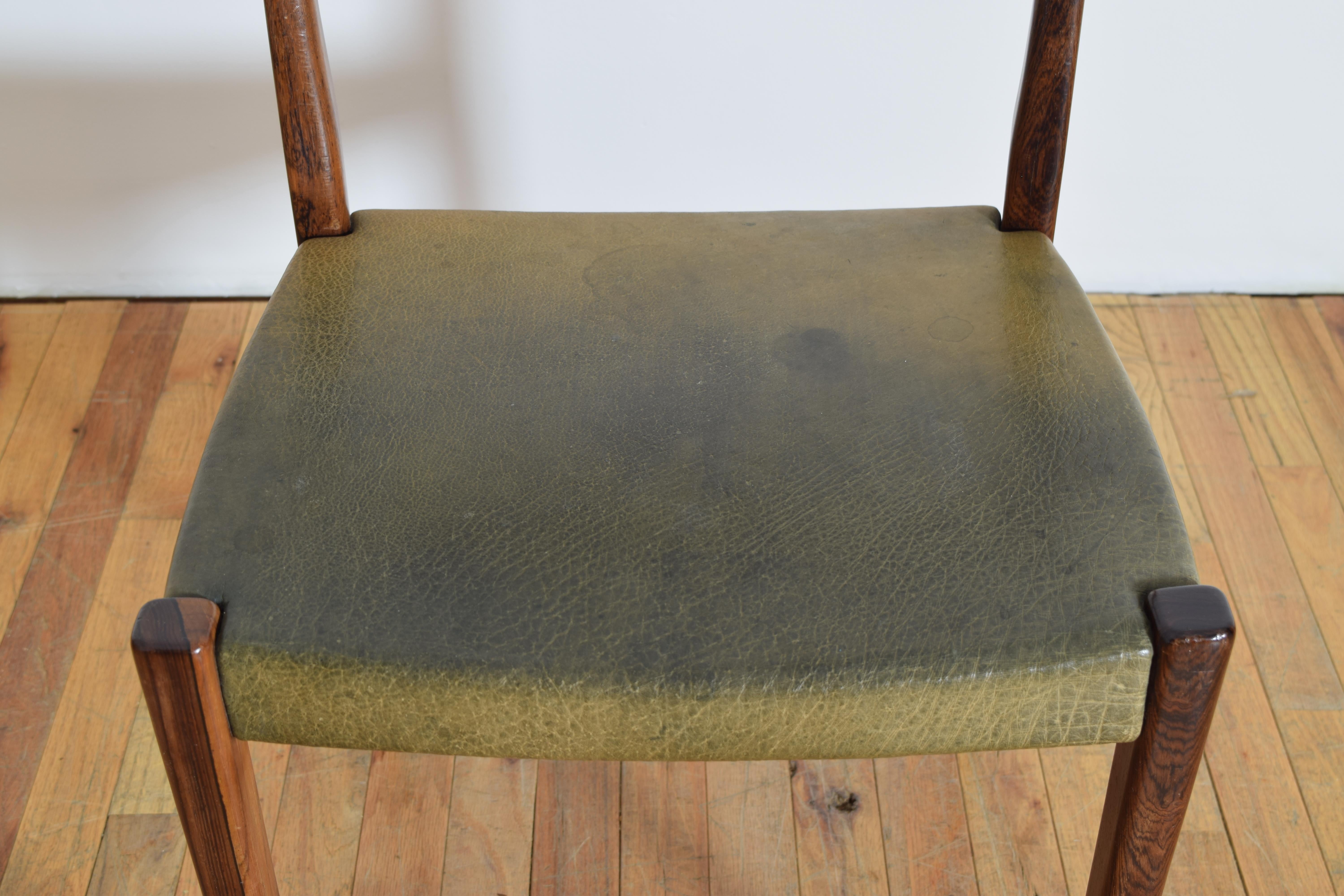 Set di 4 sedie da pranzo svedesi in teak e pelle, metà del XX secolo in vendita 3