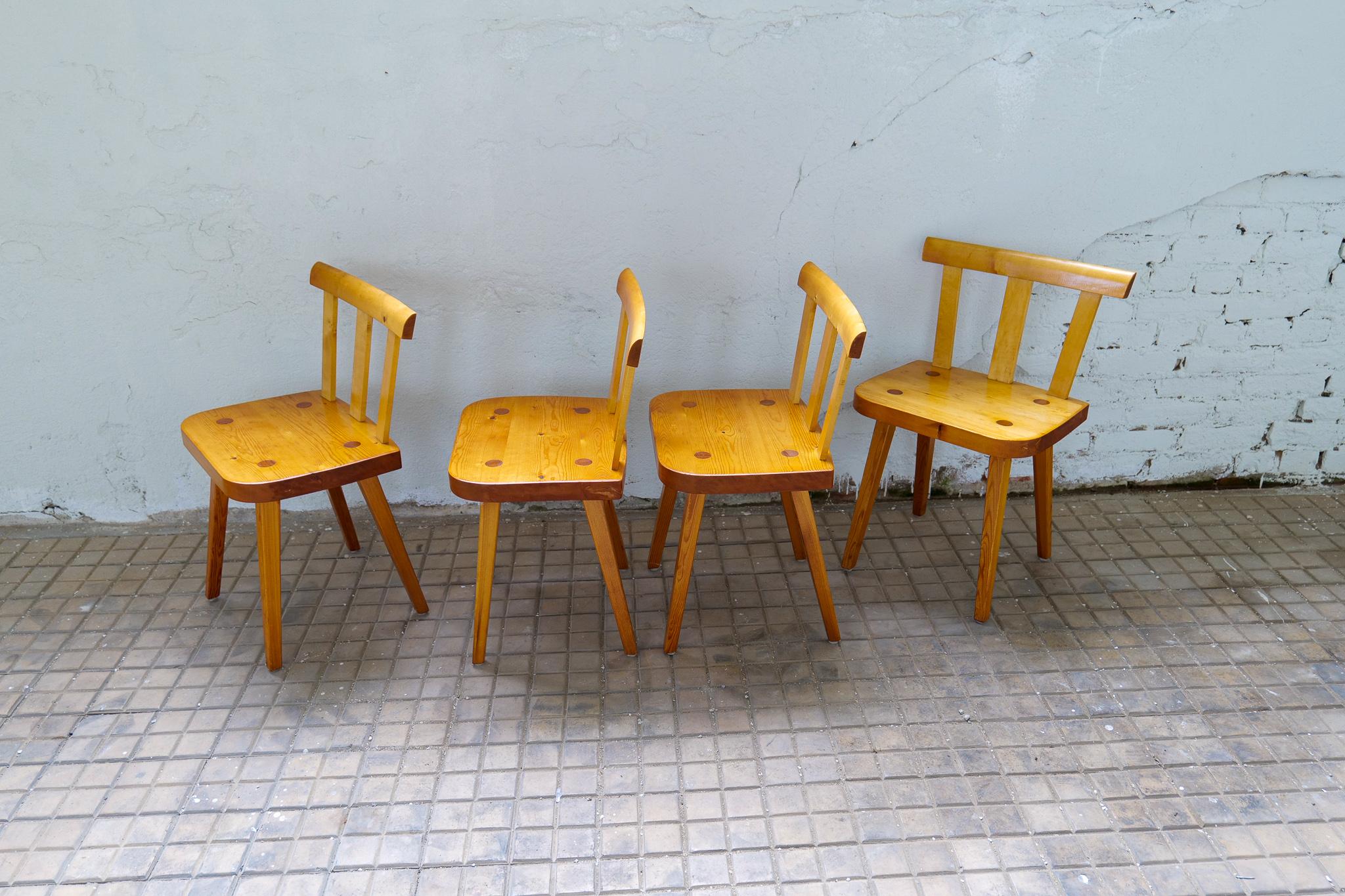 Ensemble de 4 chaises de salle à manger suédoises en pin en vente 3