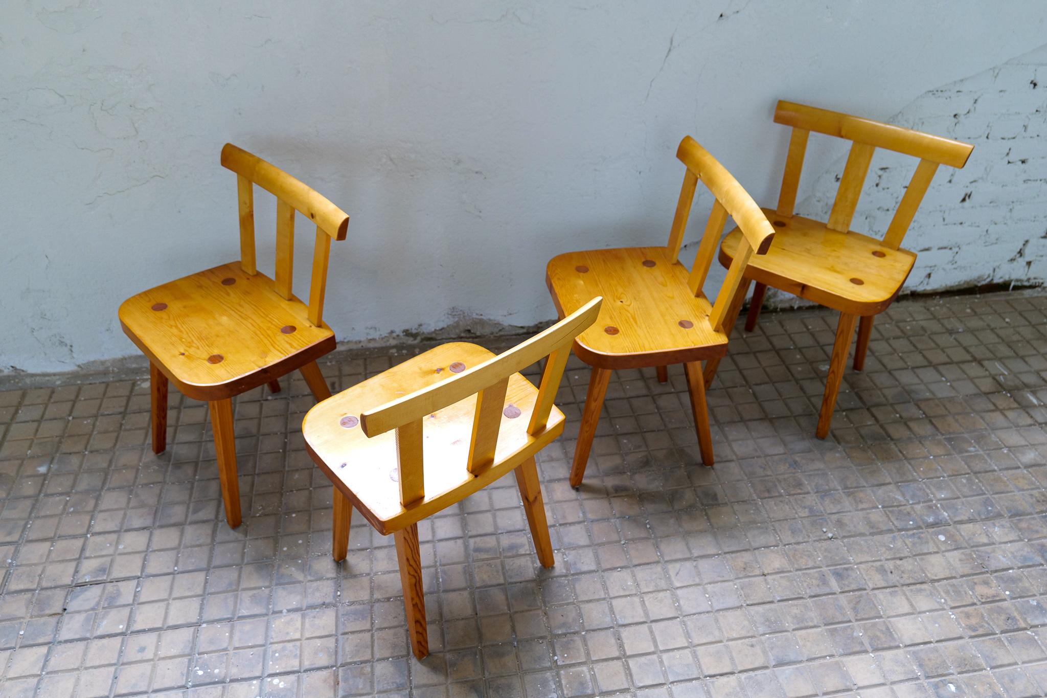Ensemble de 4 chaises de salle à manger suédoises en pin en vente 5