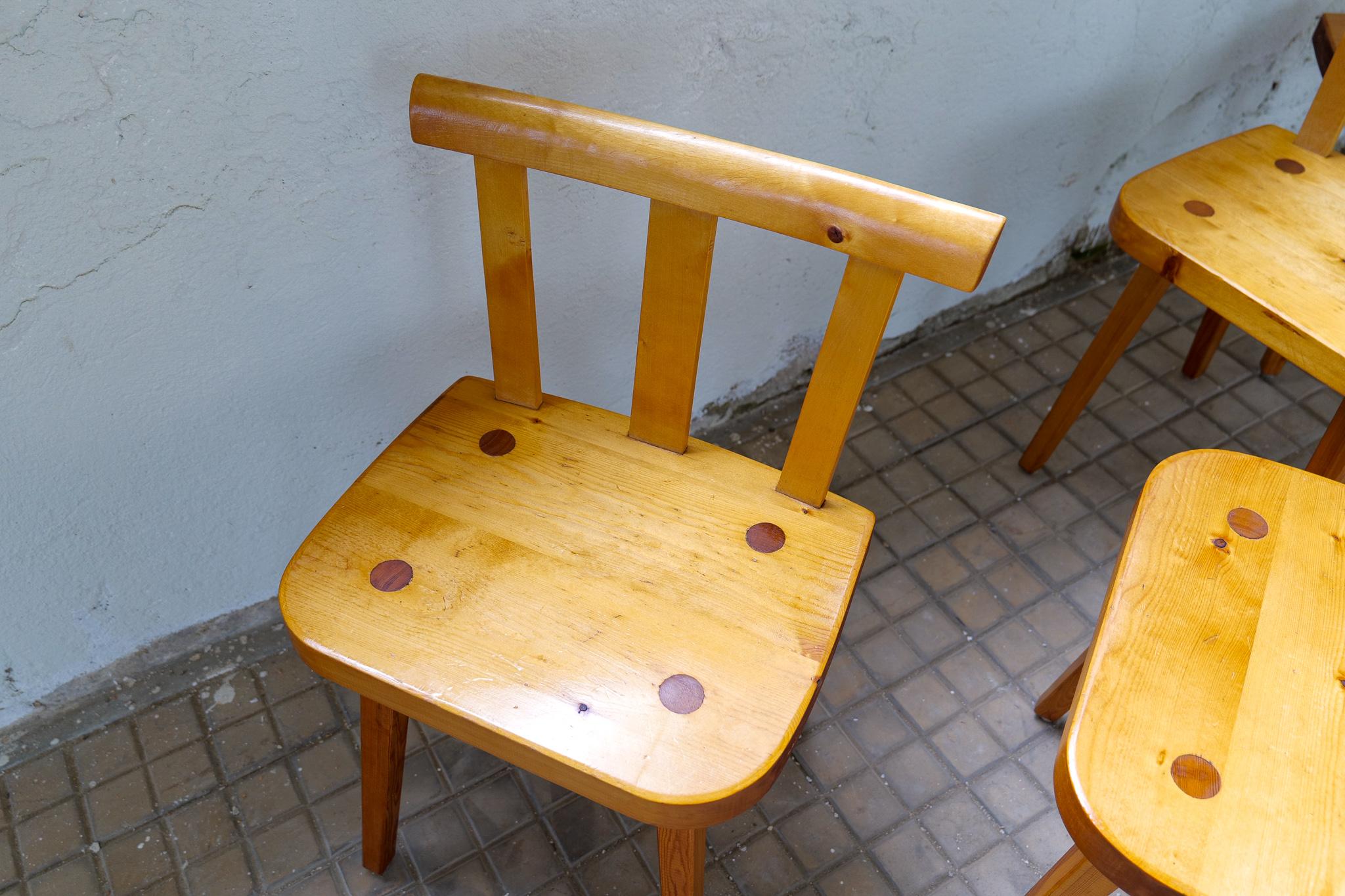 Ensemble de 4 chaises de salle à manger suédoises en pin en vente 6