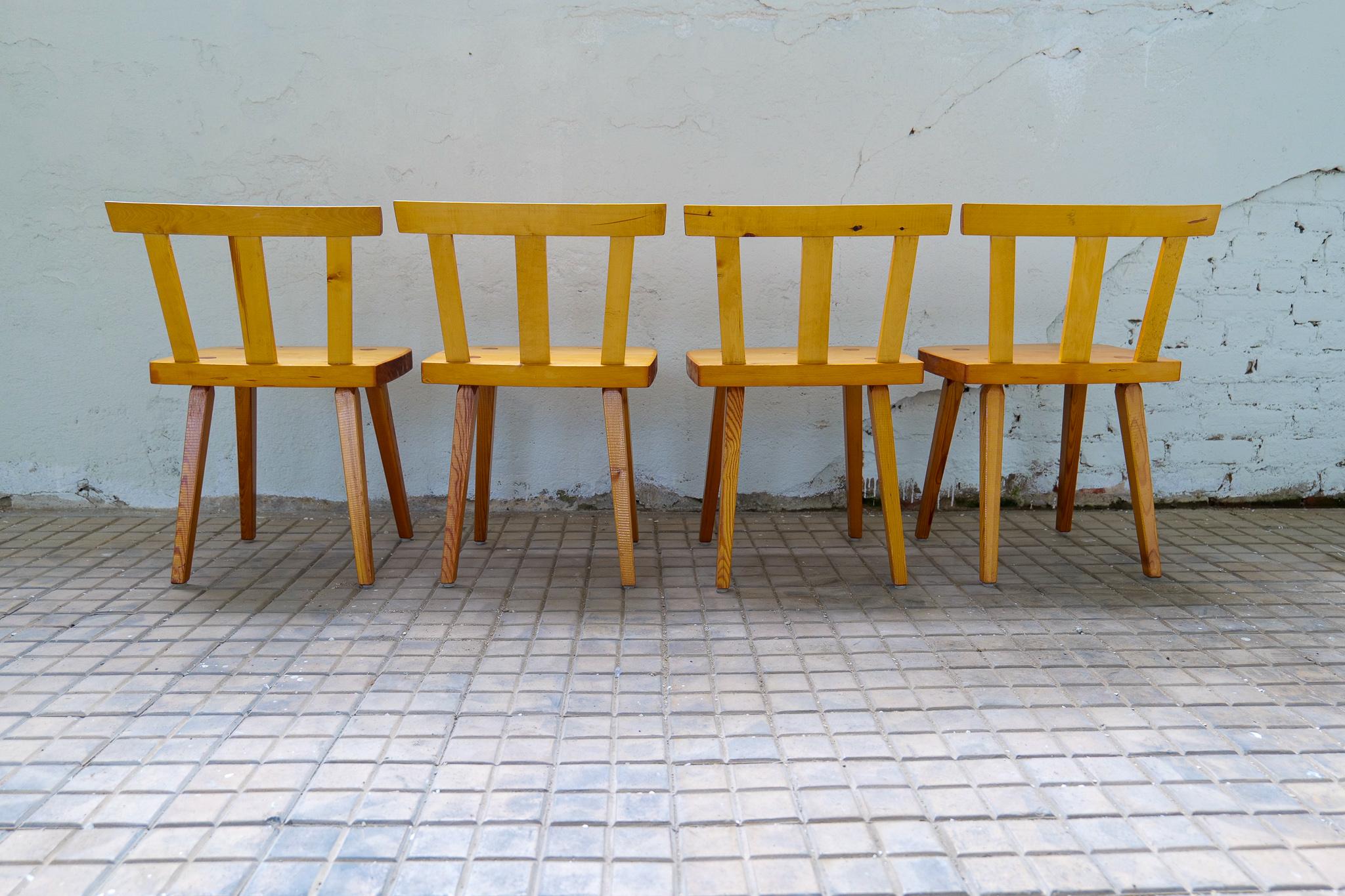 Ensemble de 4 chaises de salle à manger suédoises en pin en vente 7