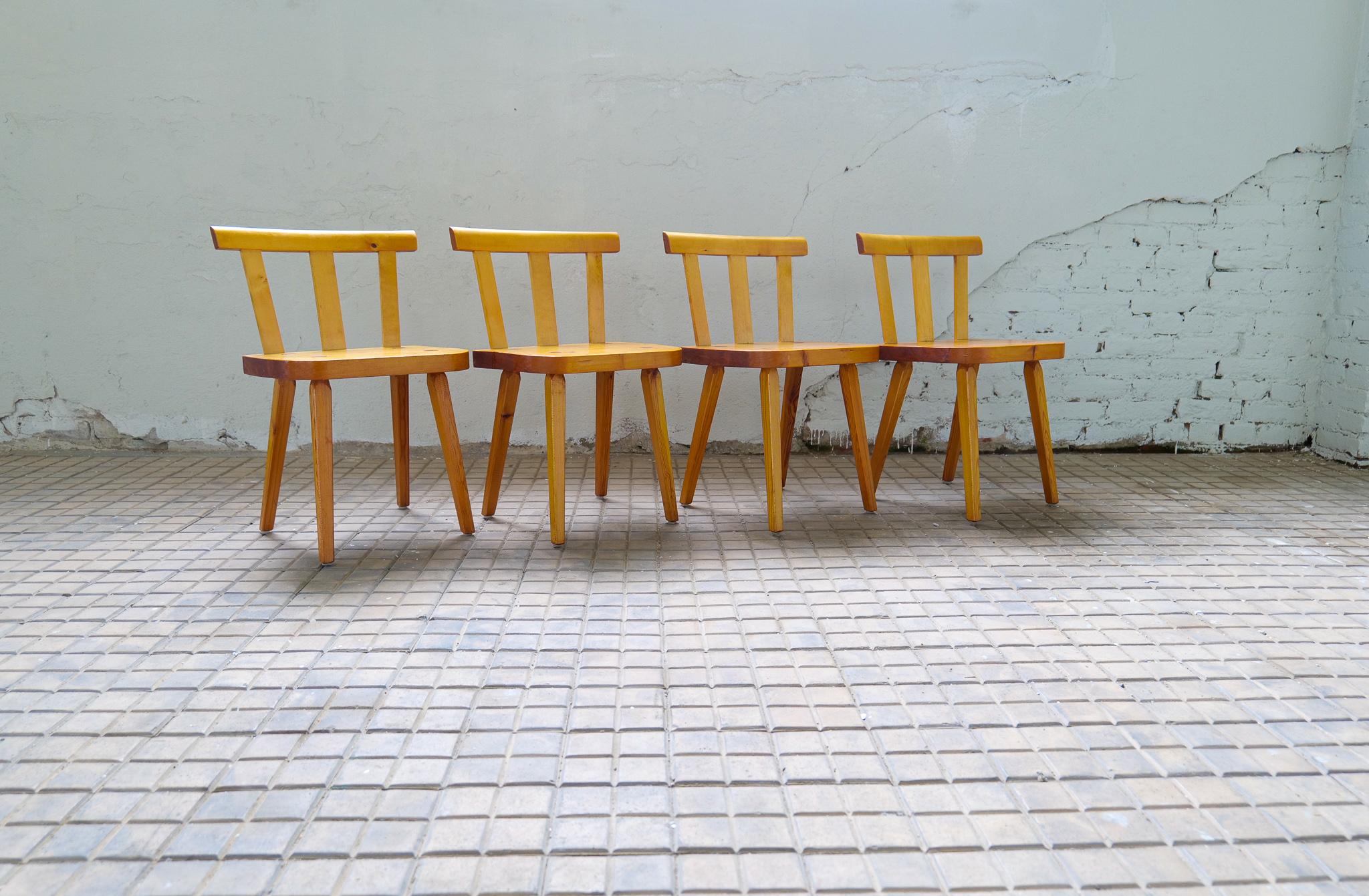 Ensemble de 4 chaises en pin massif et laqué. Fabriqué en Suède dans les années 1960, il fait partie de la culture appelée 