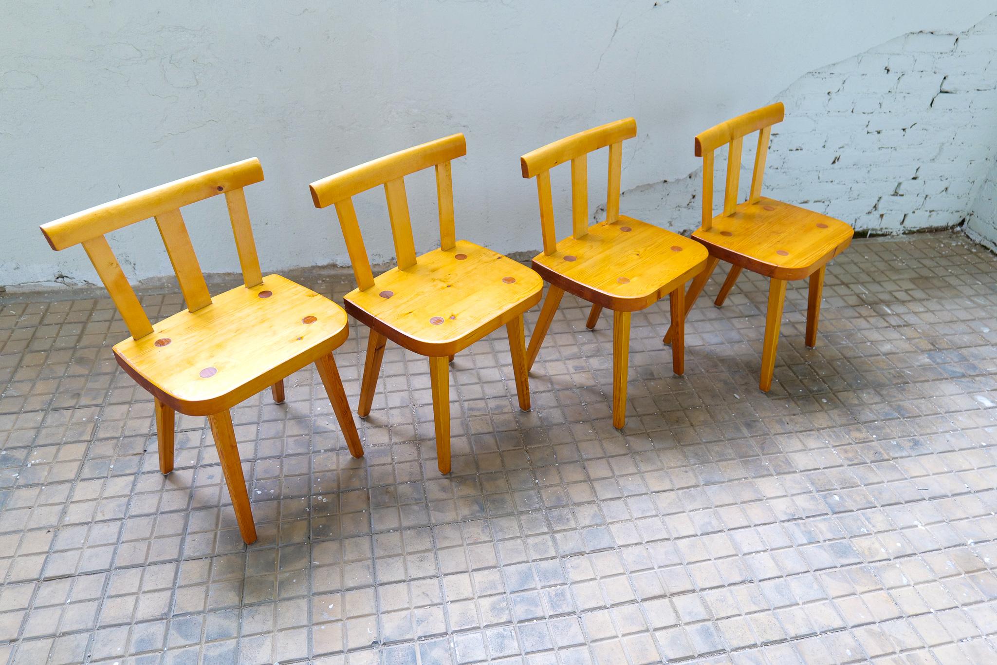 Suédois Ensemble de 4 chaises de salle à manger suédoises en pin en vente