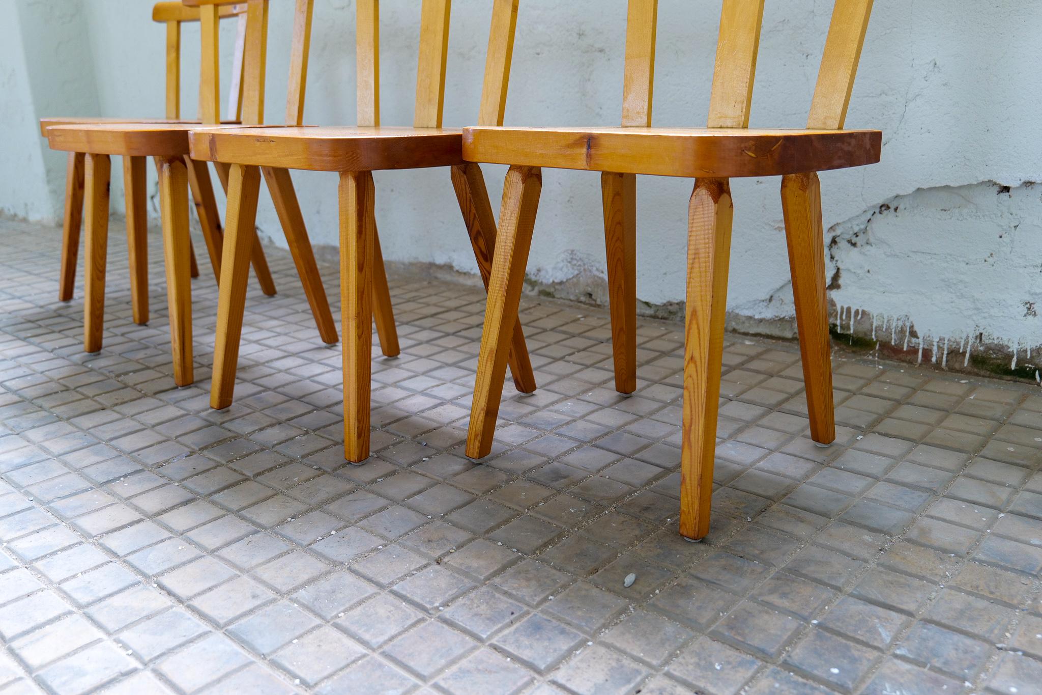 Pin Ensemble de 4 chaises de salle à manger suédoises en pin en vente