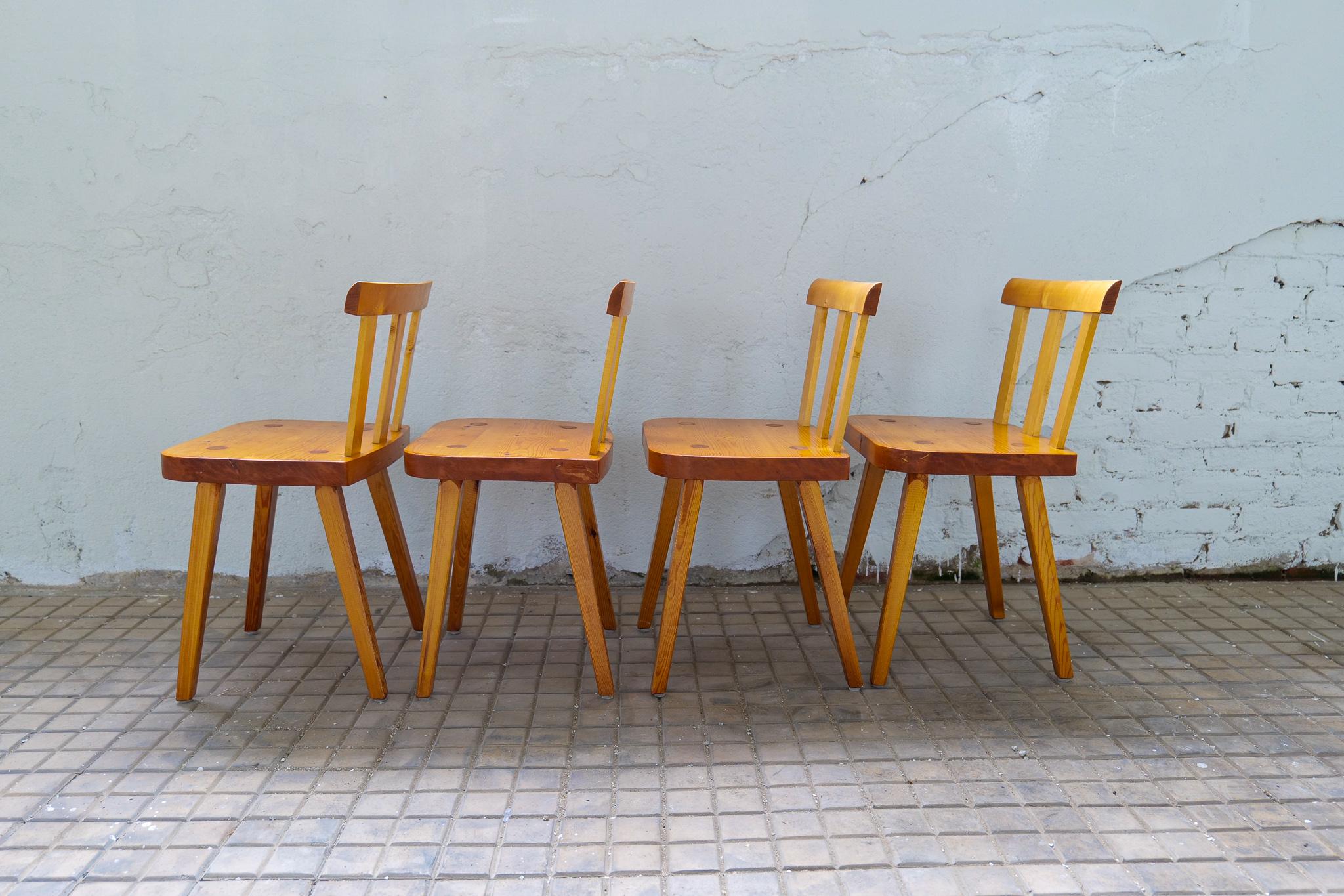 Ensemble de 4 chaises de salle à manger suédoises en pin en vente 1