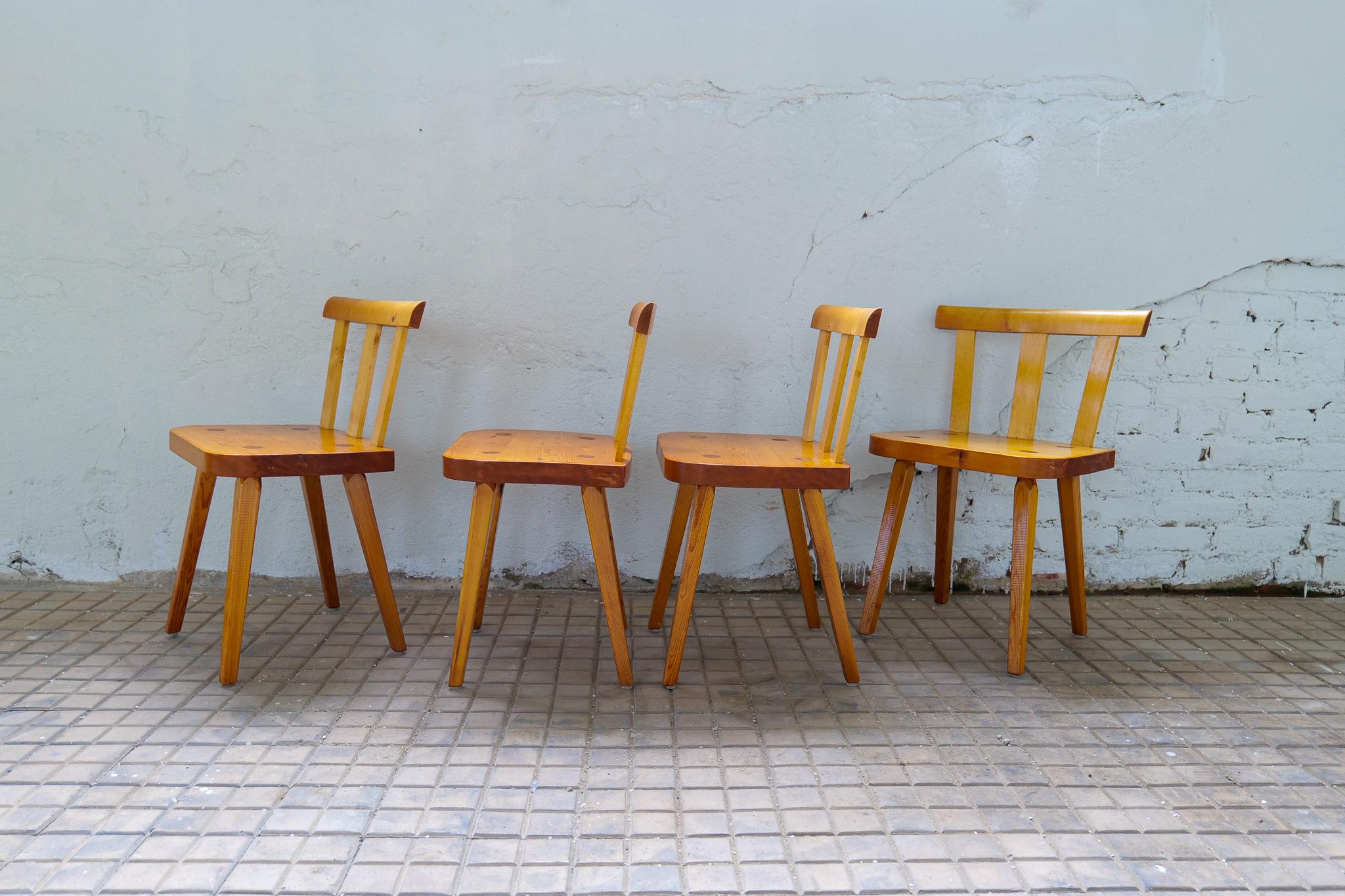 Ensemble de 4 chaises de salle à manger suédoises en pin en vente 2