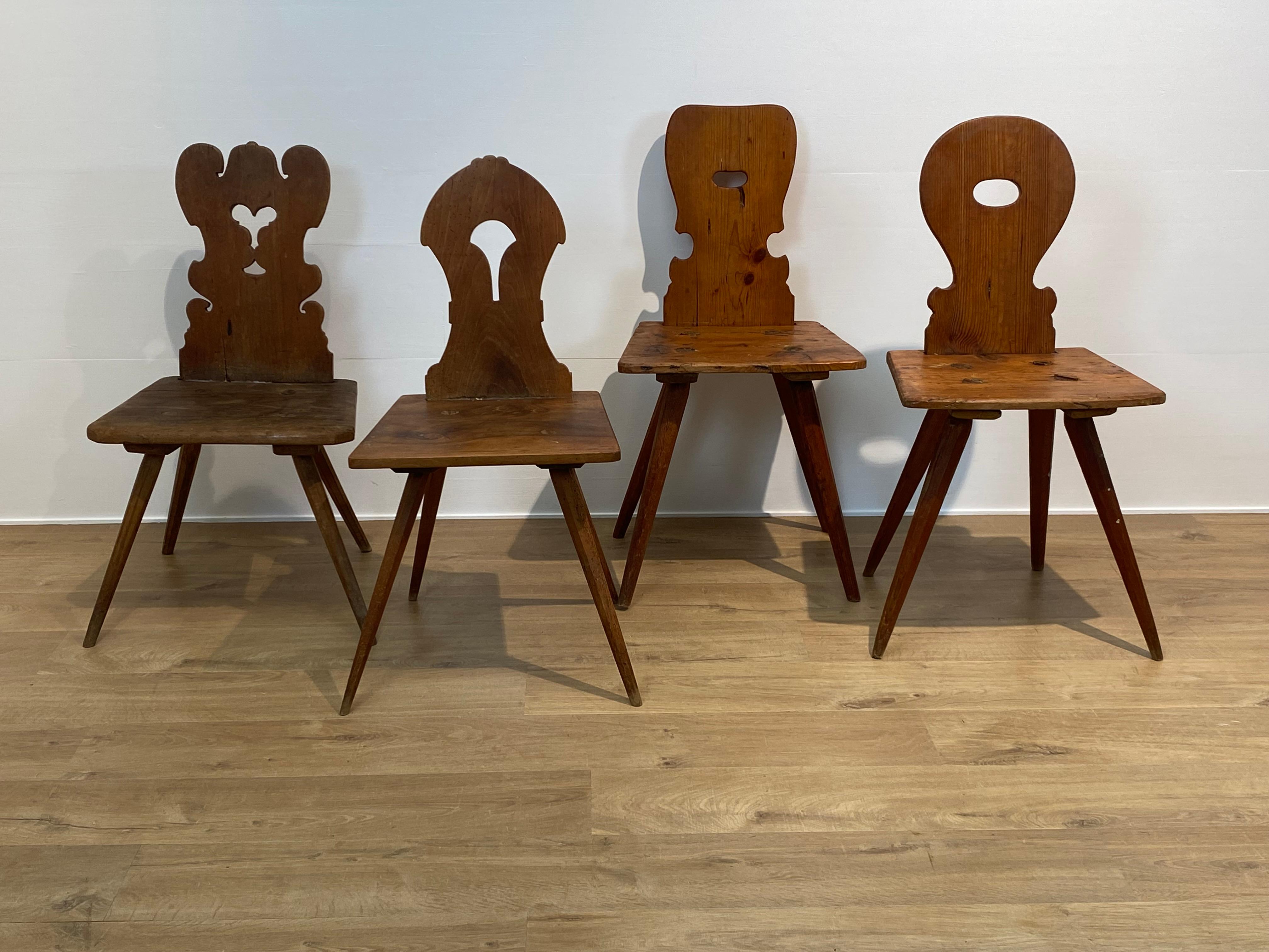 Un ensemble de 4 chaises décoratives suisses de montagne,
des années 1950, état d'origine,
Décorations typiques de l'art populaire, design primitif, bon état,
belle et chaude patine du bois, assise confortable,
93 cm de haut x 46 cm de large x 40 cm