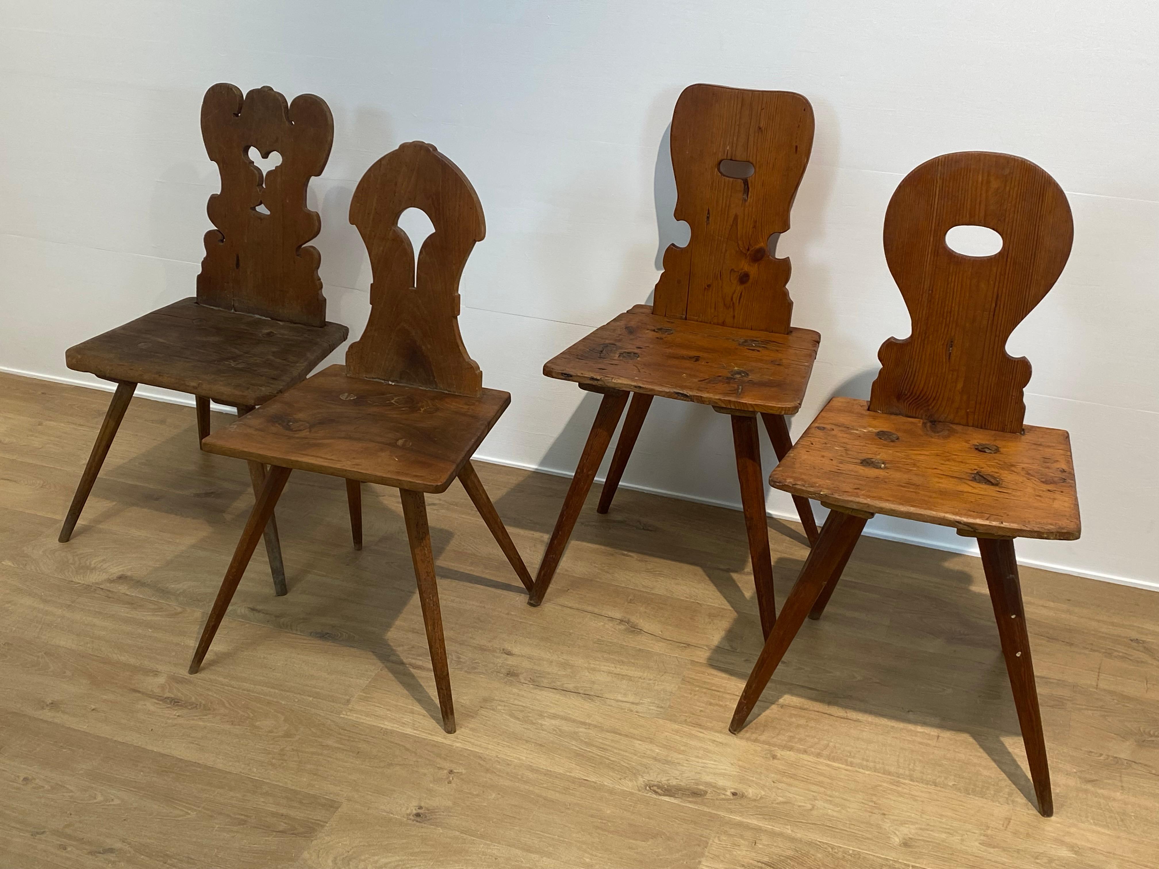 Suisse Ensemble de 4 chaises suisses en vente