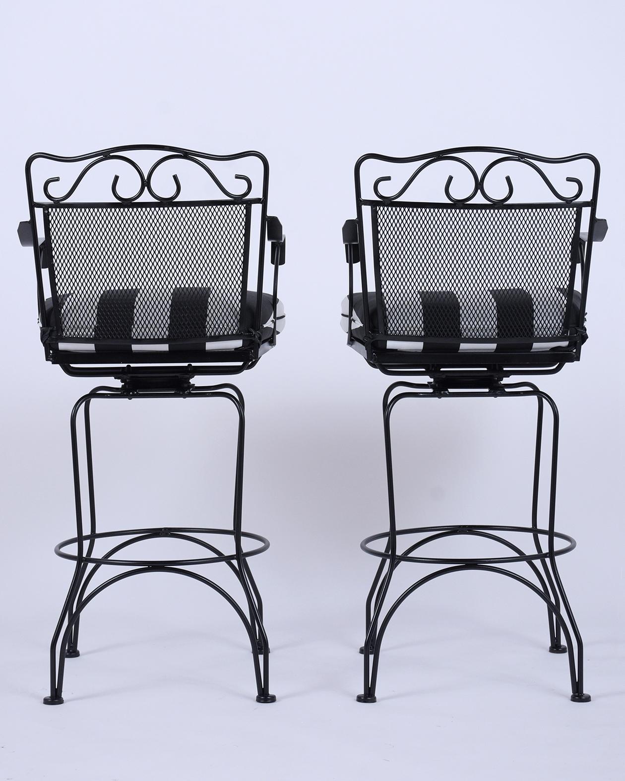 Set of Four Vintage 1960s Black Iron Patio Swivel Bar Stools In Good Condition In Los Angeles, CA