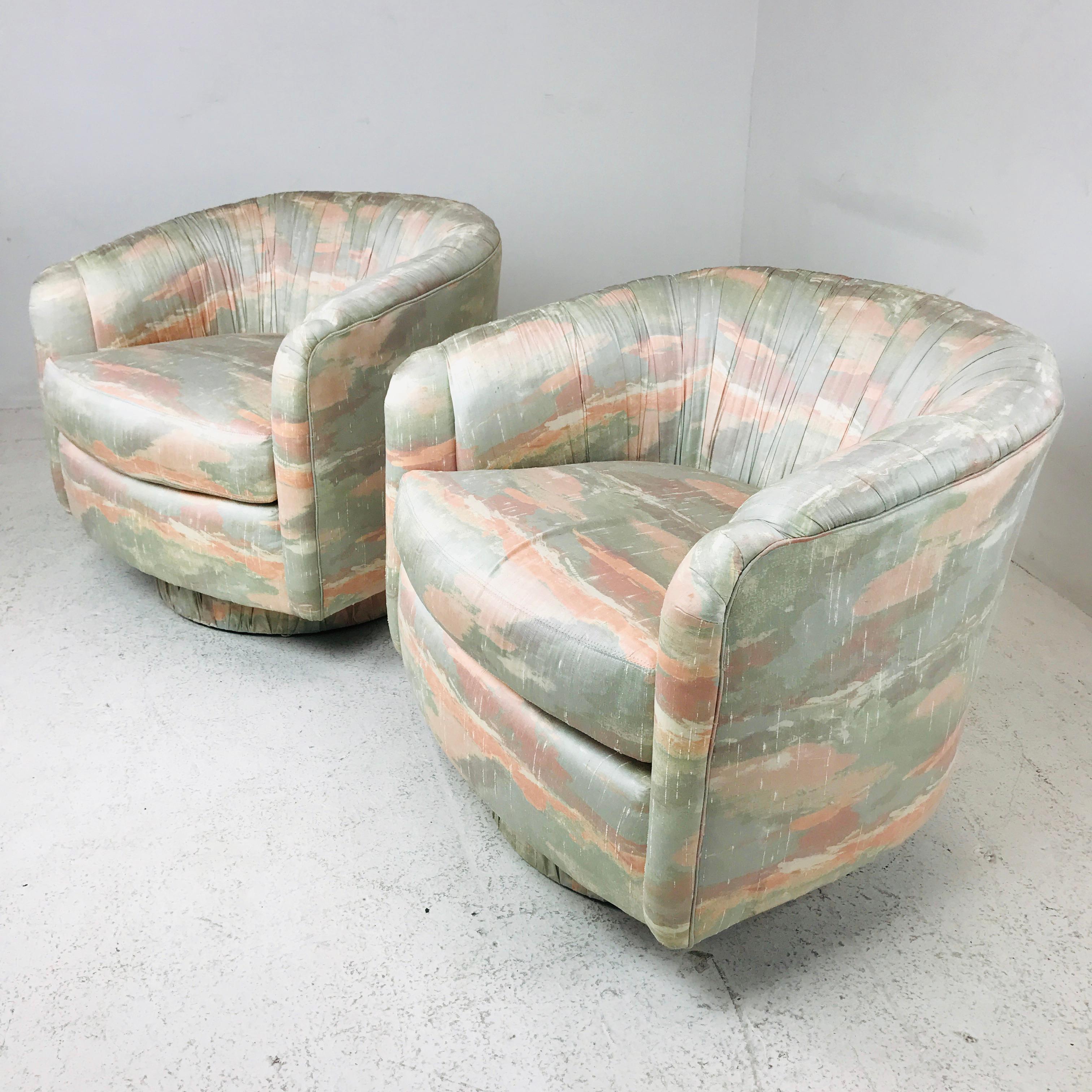 American Set of 4 Swivel Club Chairs in the Style of Milo Baughman