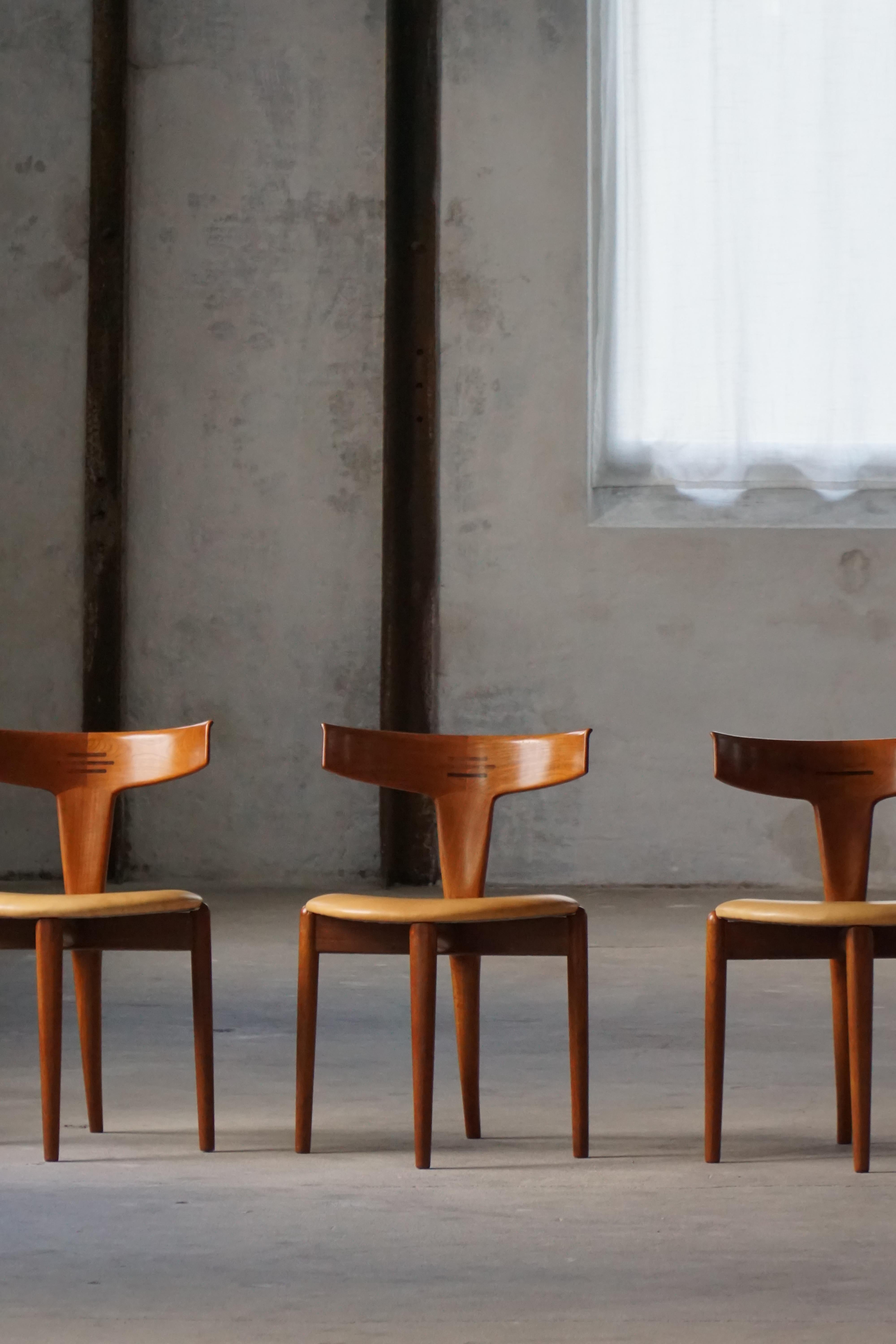 Exceptionnel et rare ensemble de quatre chaises de salle à manger 