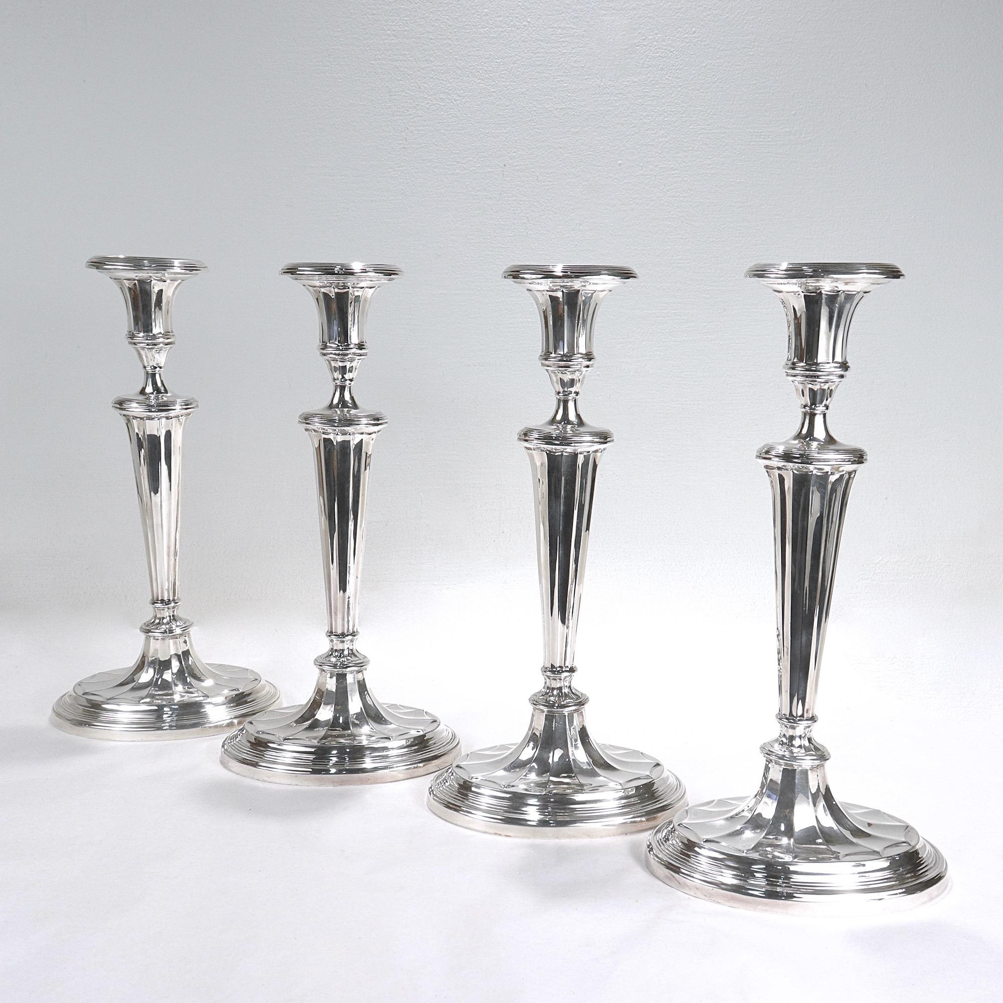 Set von 4 hohen versilberten Kerzenständern im Regency-Stil (Moderne) im Angebot