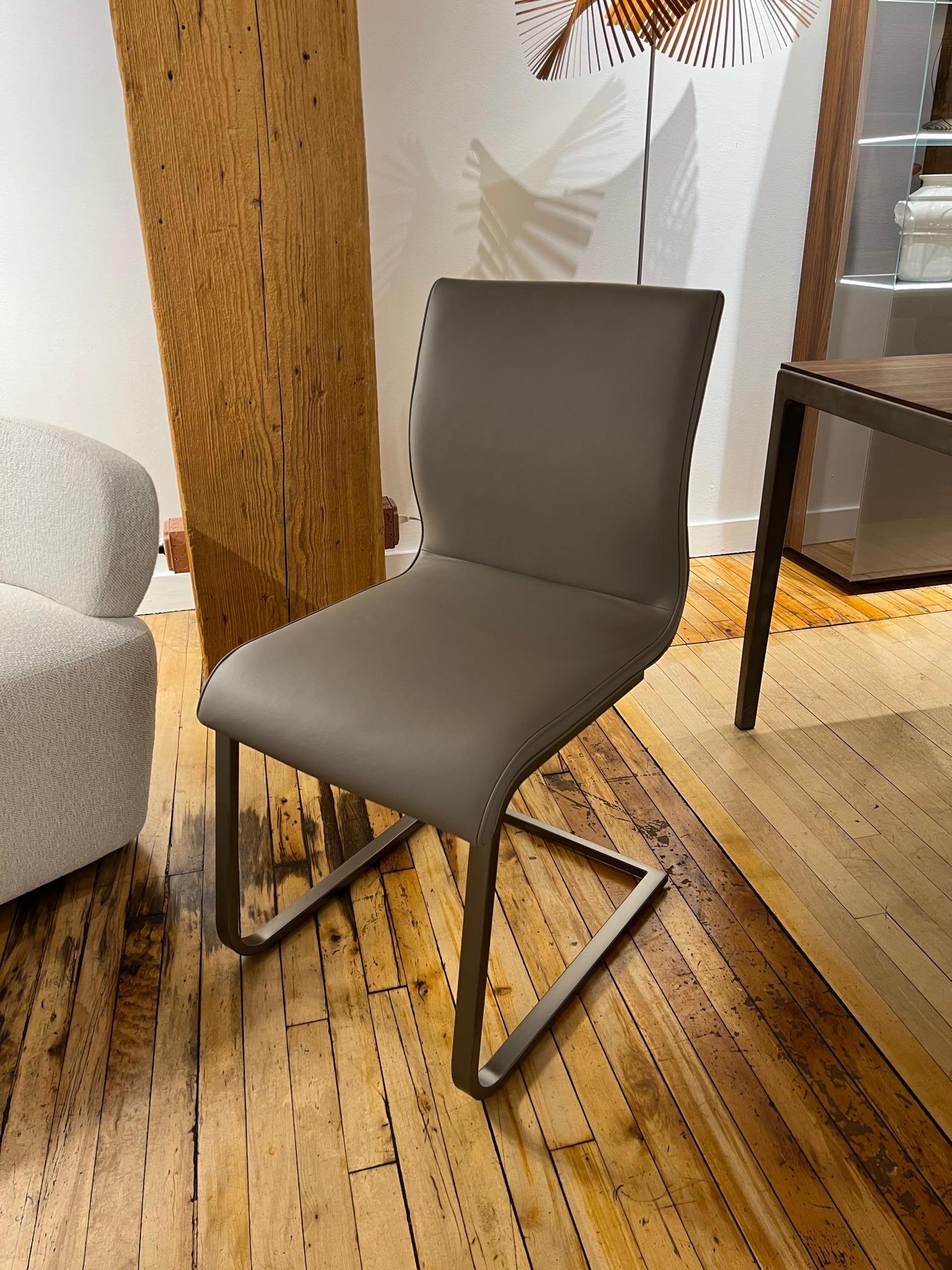 The Magnum cantilever chair is a design classic that you would stand up for – if it weren’t so comfortable. Because despite its delicate and slim appearance, it offers the comfort of a classic armchair. This is thanks to its high-quality upholstery,