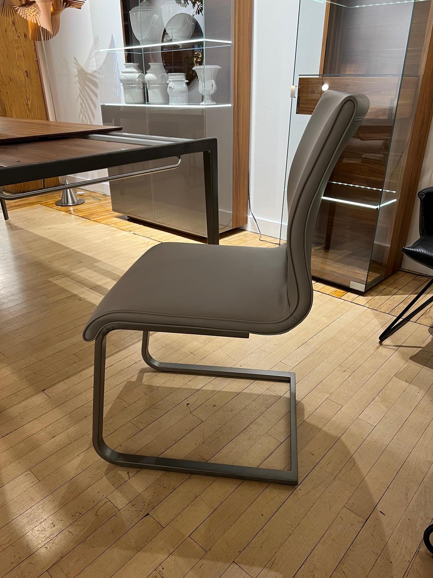Moderne Ensemble de 4 chaises en cuir taupe avec cadre en porte-à-faux en bronze en vente