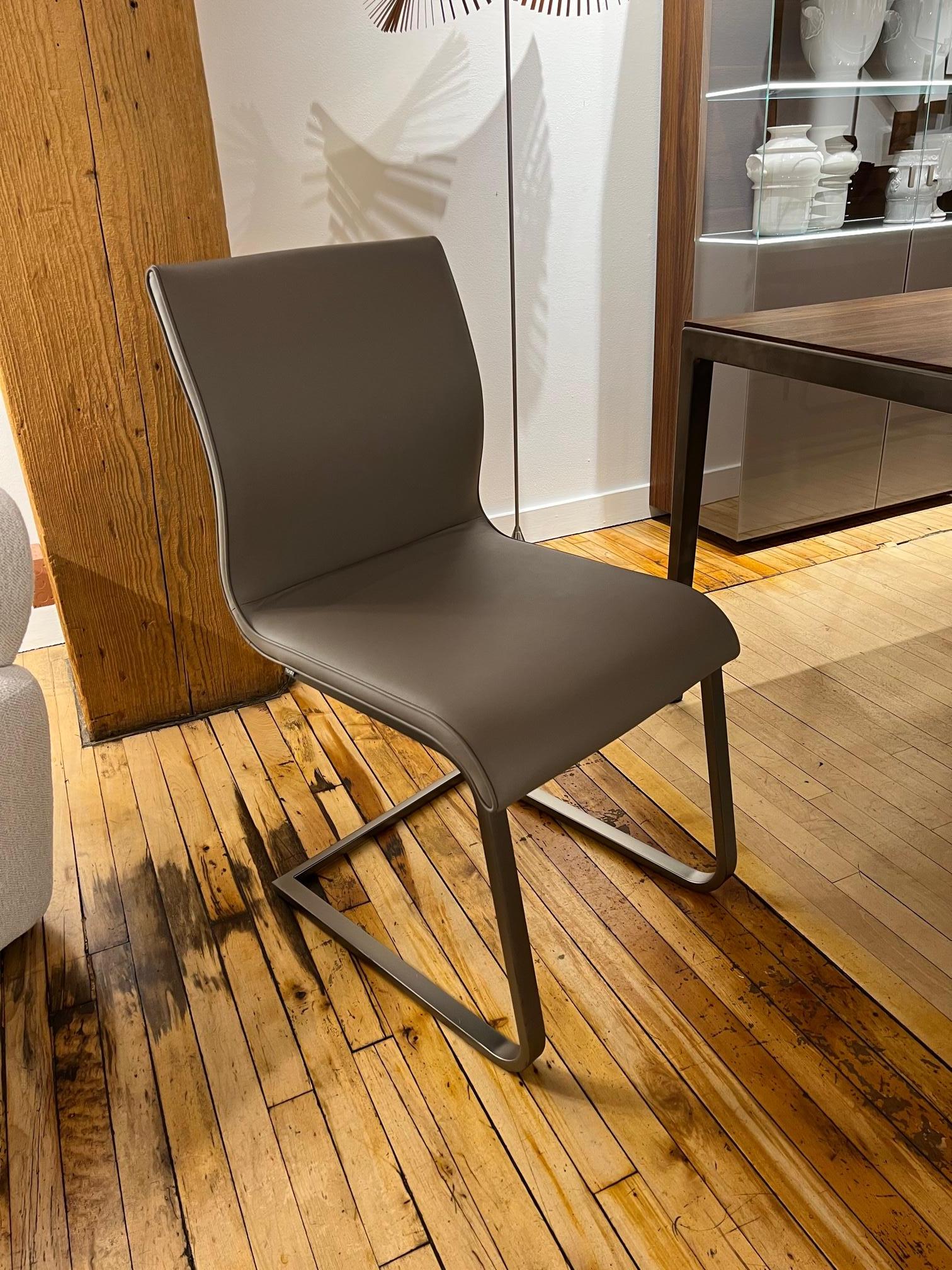 Cuir Ensemble de 4 chaises en cuir taupe avec cadre en porte-à-faux en bronze en vente