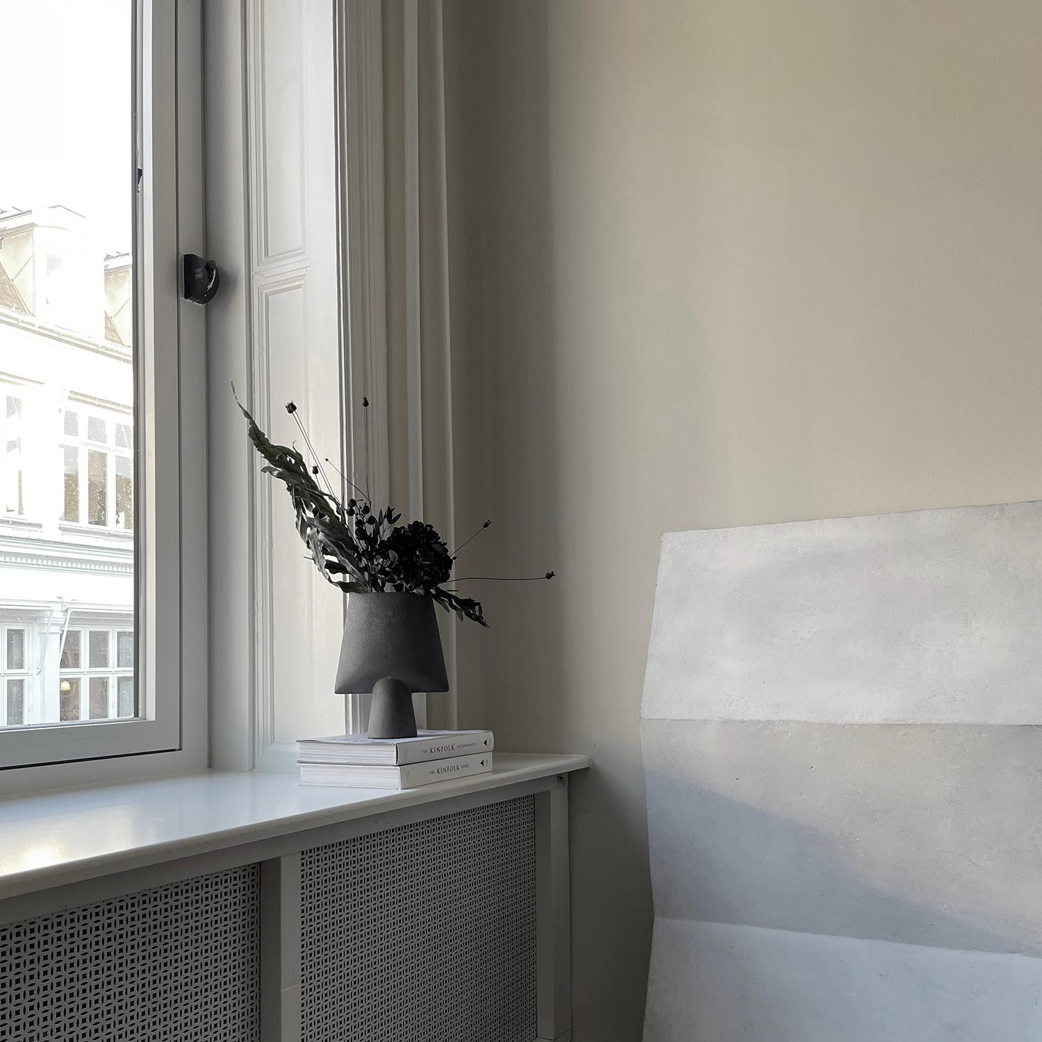 Moderno Set di 4 mini vasi a sfera quadrati color taupe di 101 Copenhagen in vendita