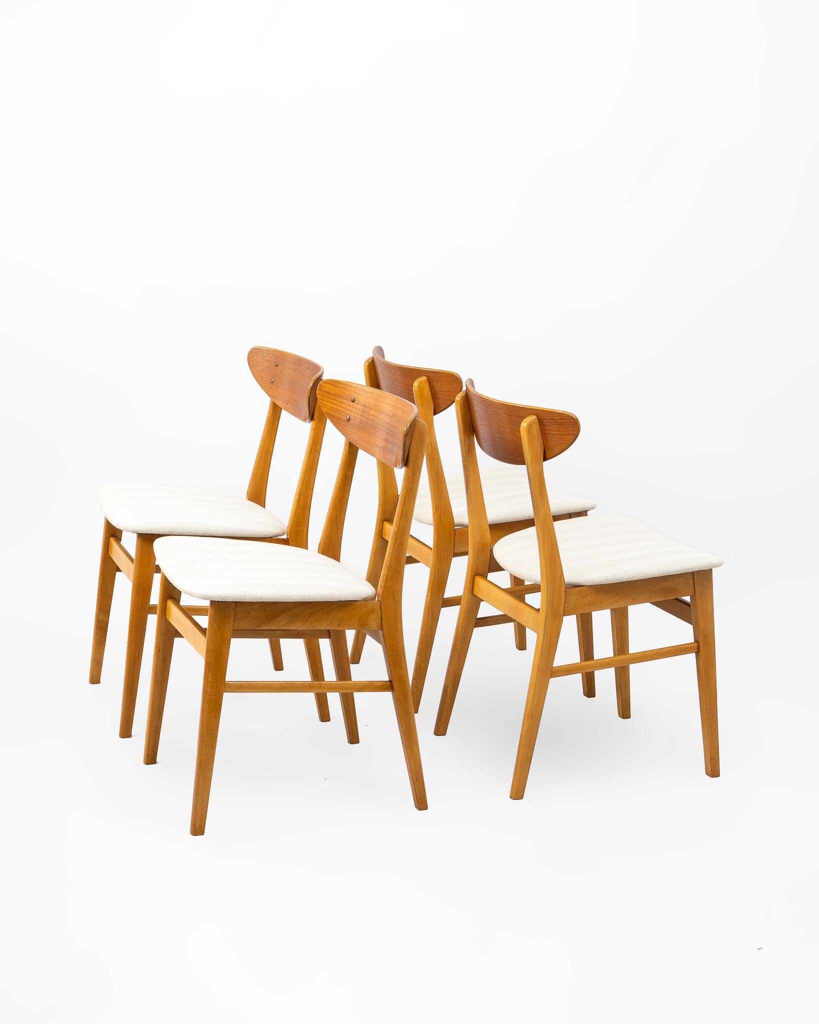 Conjunto de cuatro sillas fabricadas por la firma danesa Farstrup Stolefabrik en la década de los 1960’s. Estructura en madera de haya maciza con un elegante y ergonómico respaldo en forma de boomerang en chapa de teca. Diseño Mid Century que es ya