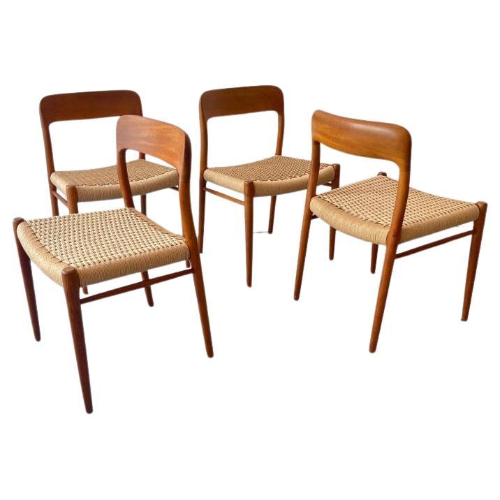 Ensemble de 4 chaises de salle à manger en teck et corde par Niels Møller, Danemark vers les années 1960