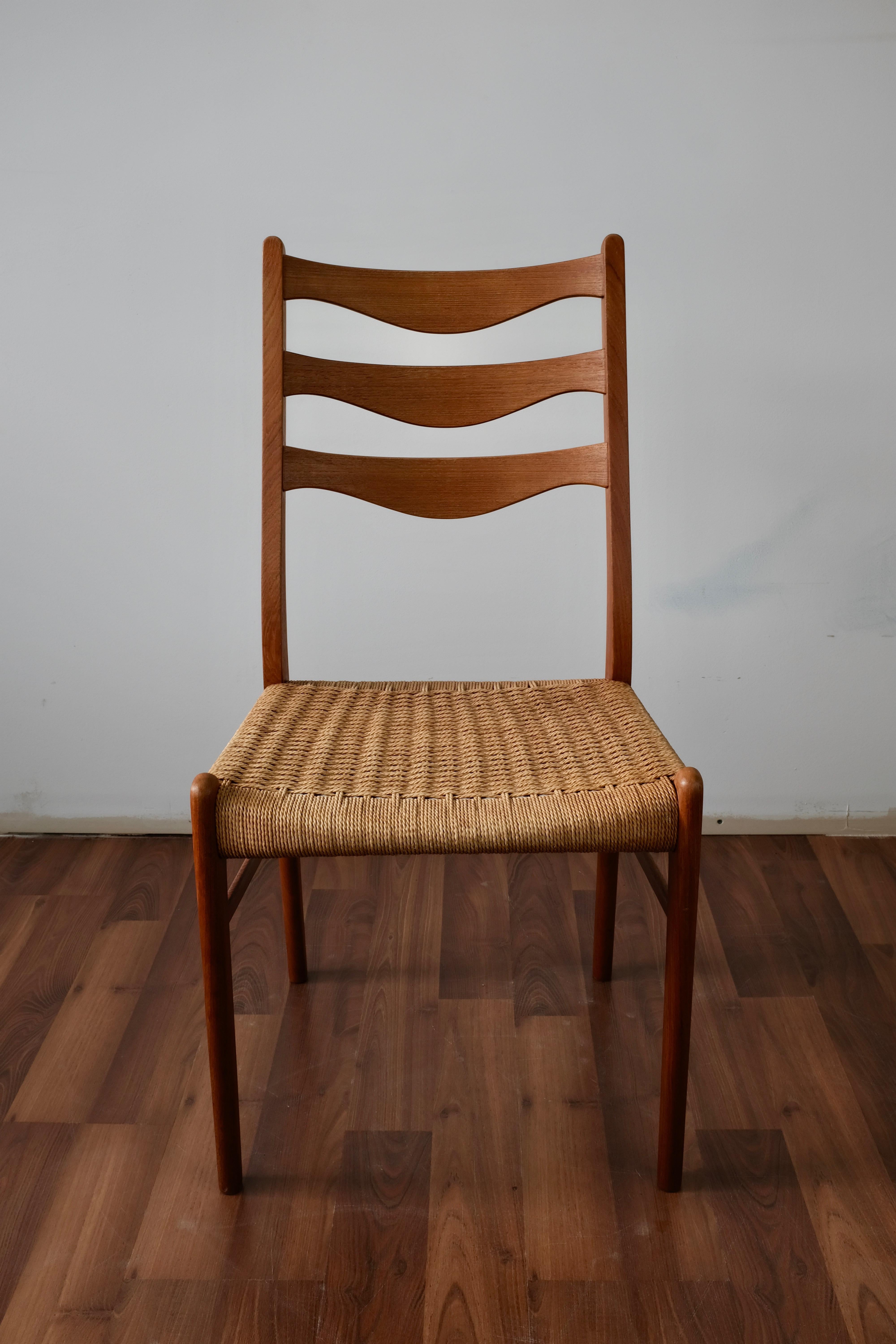 Set of 4 dining chairs designed by Arne Wahl-Iversen and made in Denmark by Glyngøre Stolefabrik in solid teak with 3 back slats and papercord seats.

The chairs have been refinished and are in excellent condition.
