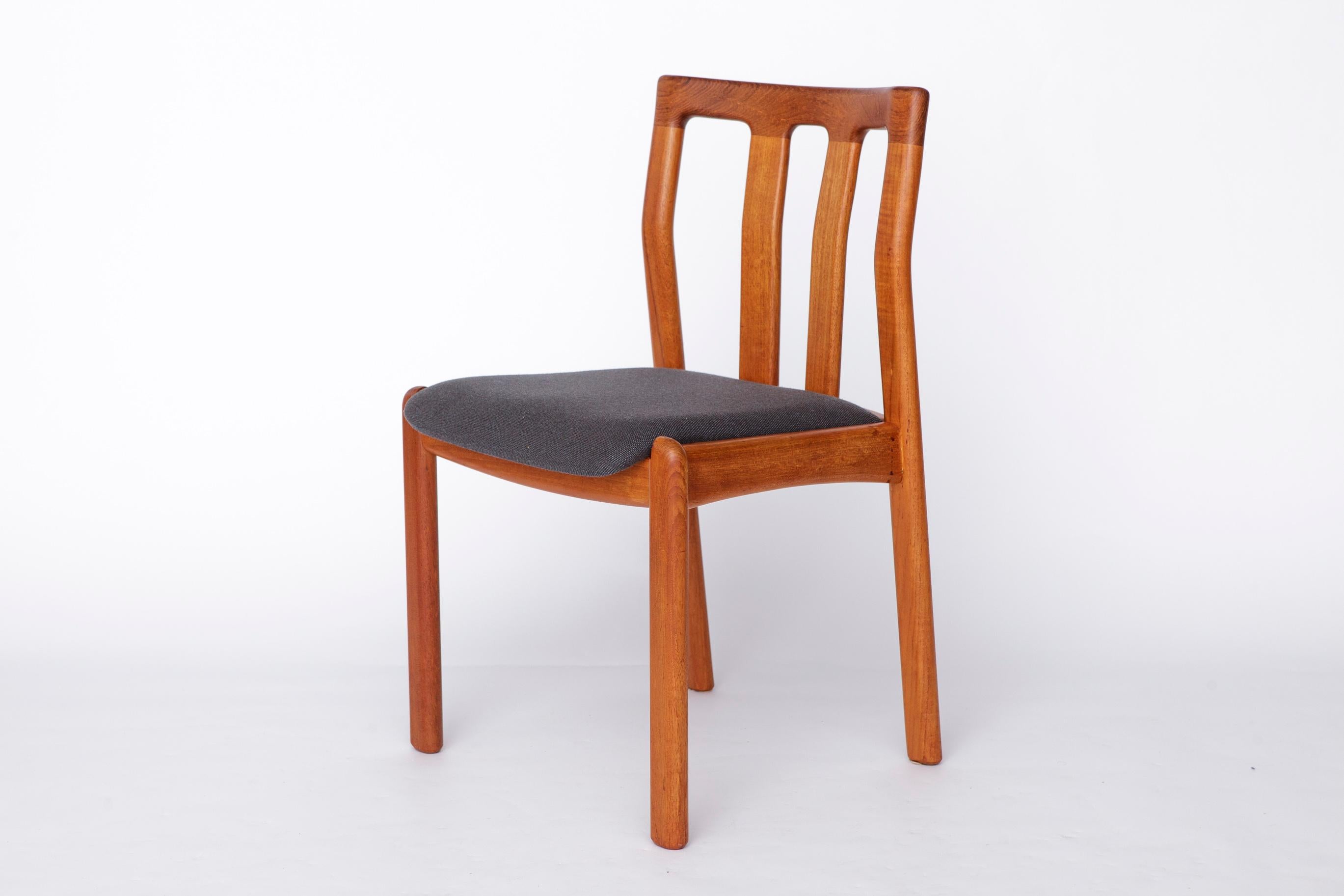 Set di 4 sedie da pranzo in teak di Dyrlund, metà secolo moderno danese 1960, restauro In condizioni buone in vendita a Hannover, DE