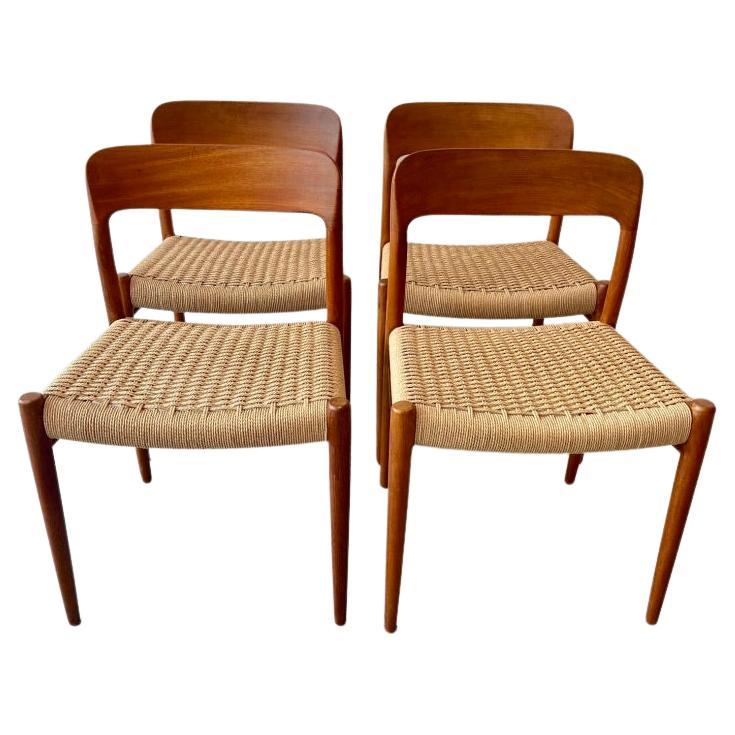 Ensemble de 4 chaises de salle à manger en teck modèle 75 par Niels O. Moller, Danemark années 1960