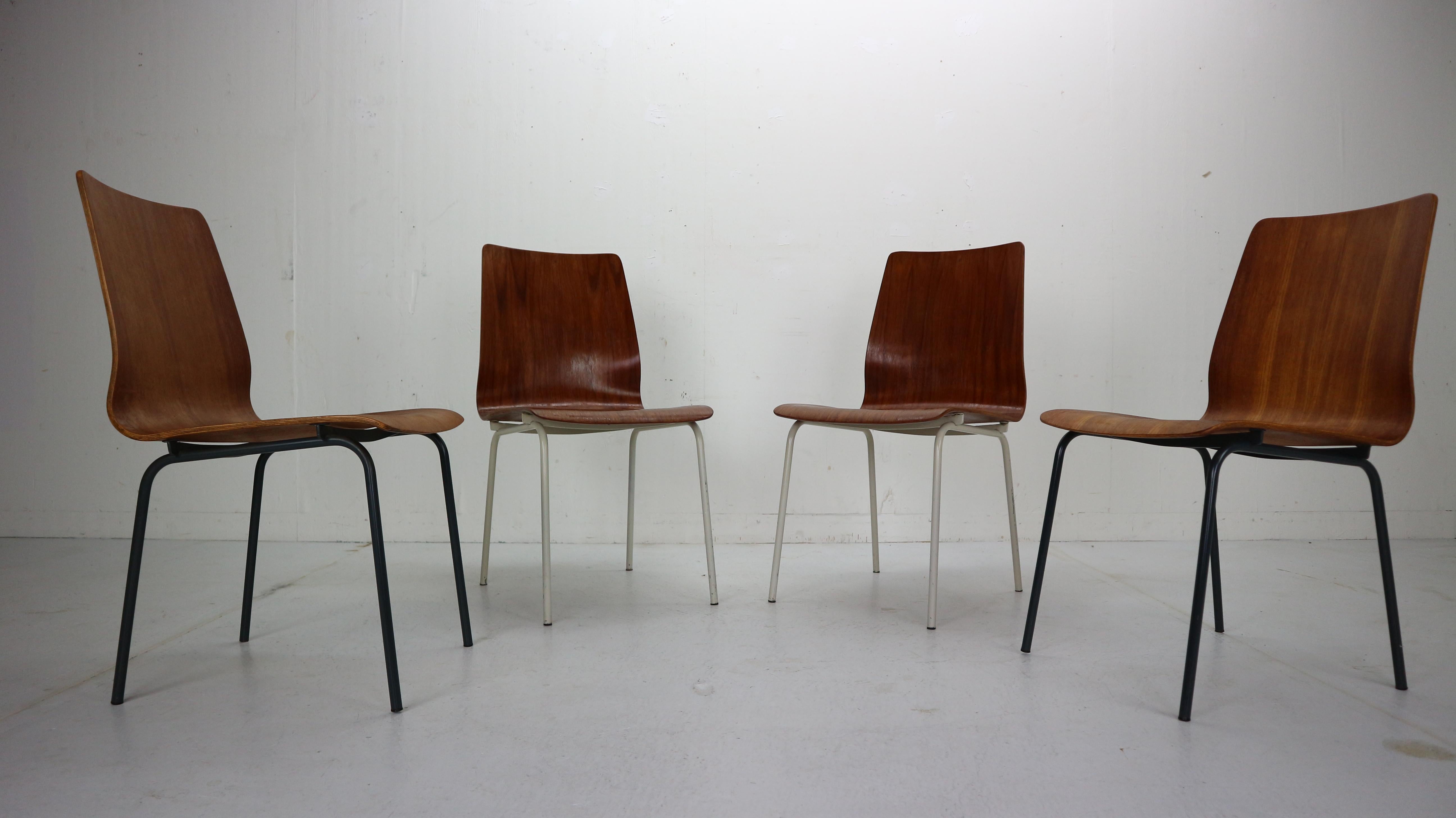 Set of 4 dinning room chairs designed by Fristo Kramer for Auping manufacture in 1950s period, The Netherlands. These chairs are part of the Euroika series, it features a bent teak plywood seat with an enameled metal frame.
Two chairs has color