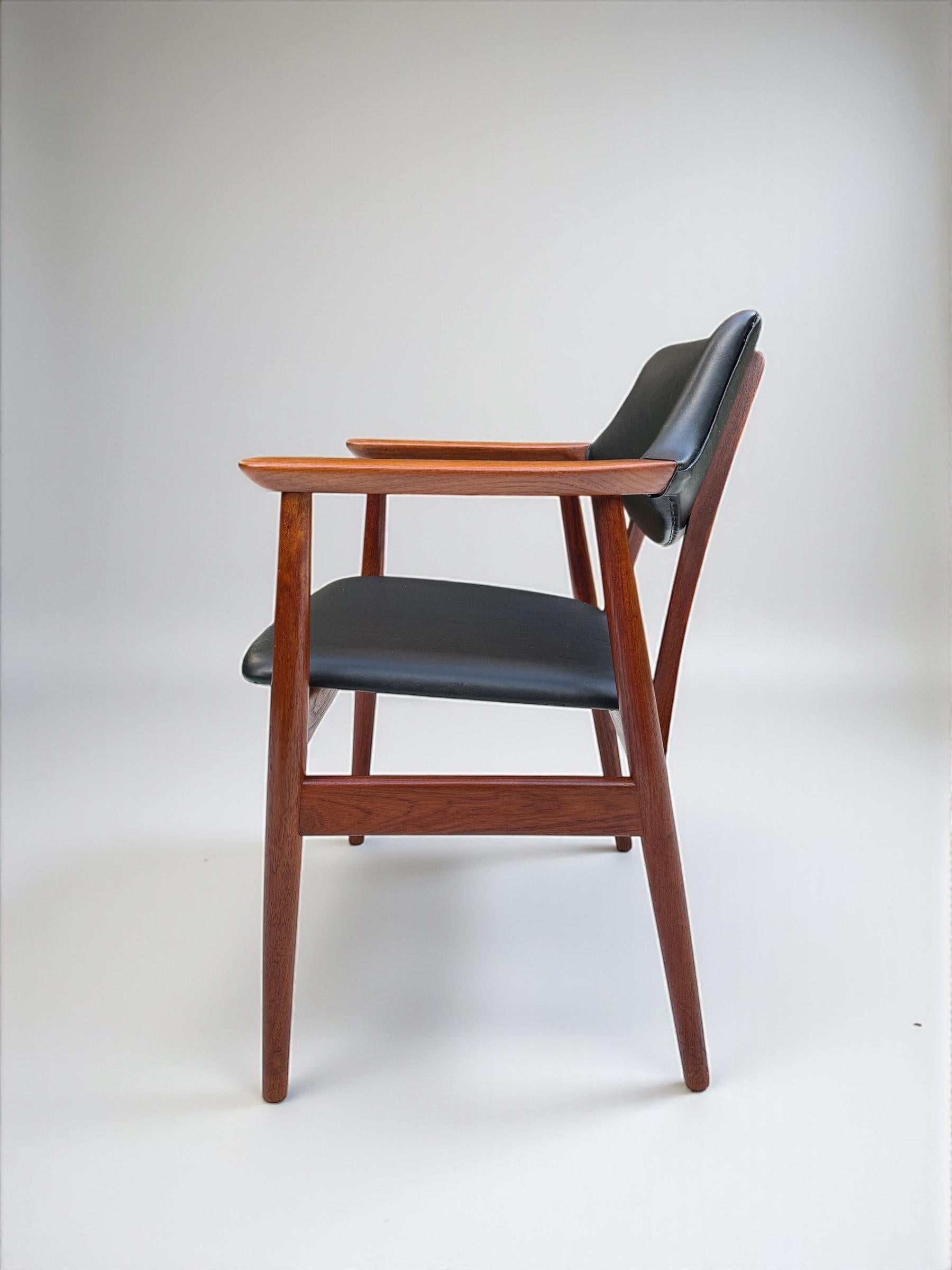 Juego de 4 sillas de comedor de teca y polipiel de Svend Aage Eriksen, Dinamarca Años 60 en venta 6