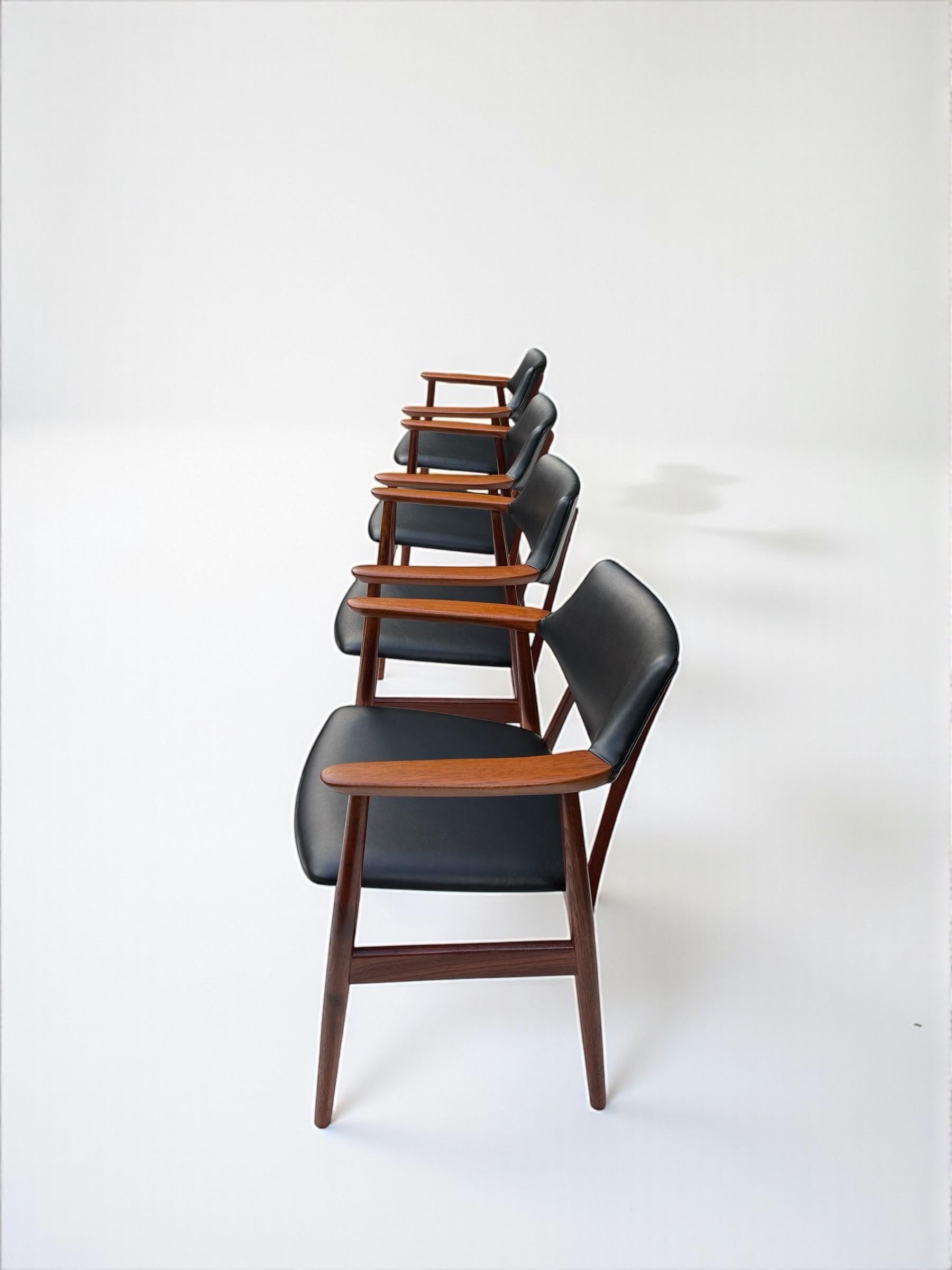Silla de comedor modelo GM11 de Svend Aage Eriksen para Glostrup, fabricada en teca birmana maciza y tapicería de polipiel nueva, hacia 1960. Elegante marco bellamente esculpido con brazos en picado, de escala perfecta para cualquier habitación, 