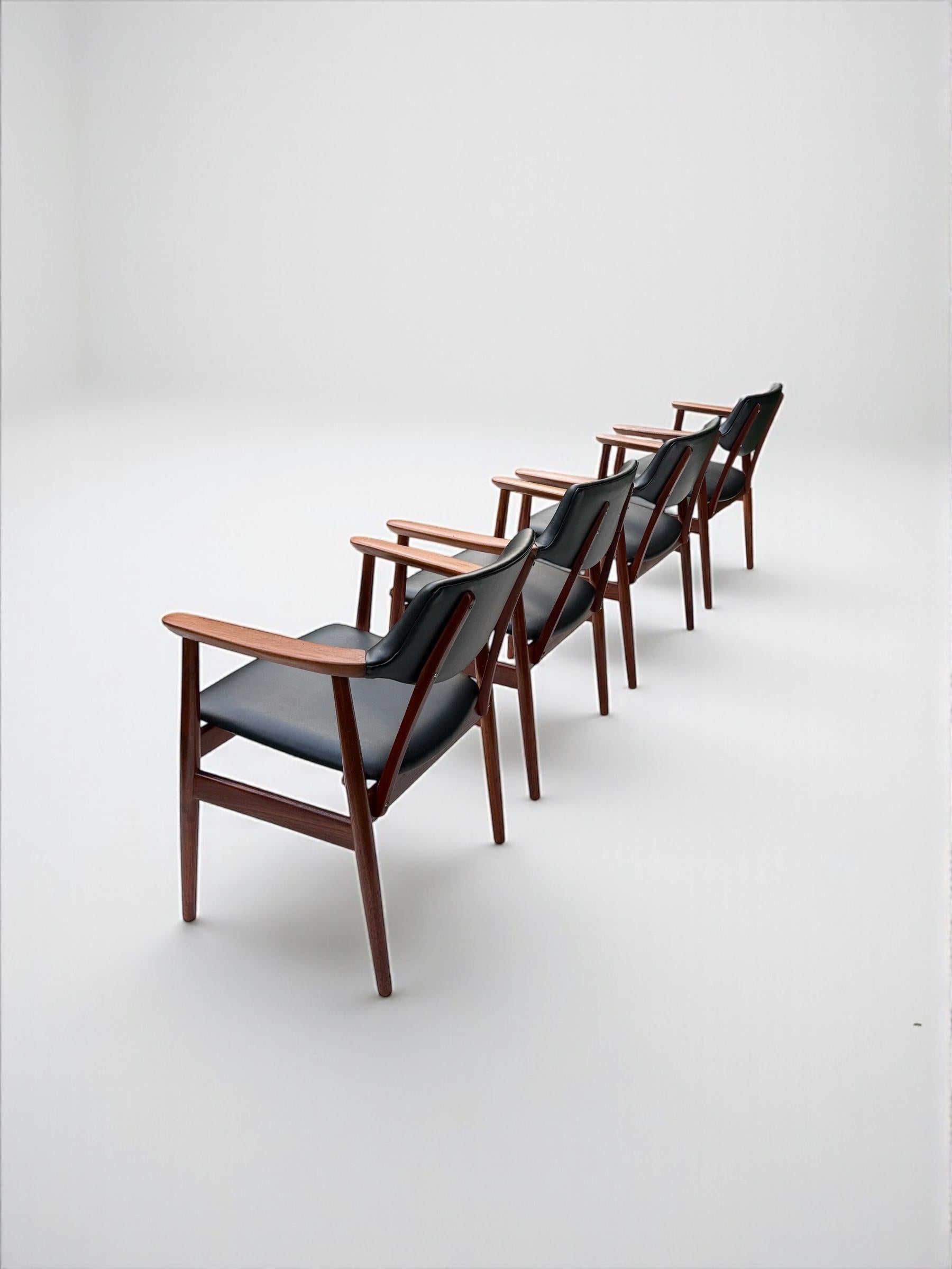 Juego de 4 sillas de comedor de teca y polipiel de Svend Aage Eriksen, Dinamarca Años 60 Moderno de mediados de siglo en venta