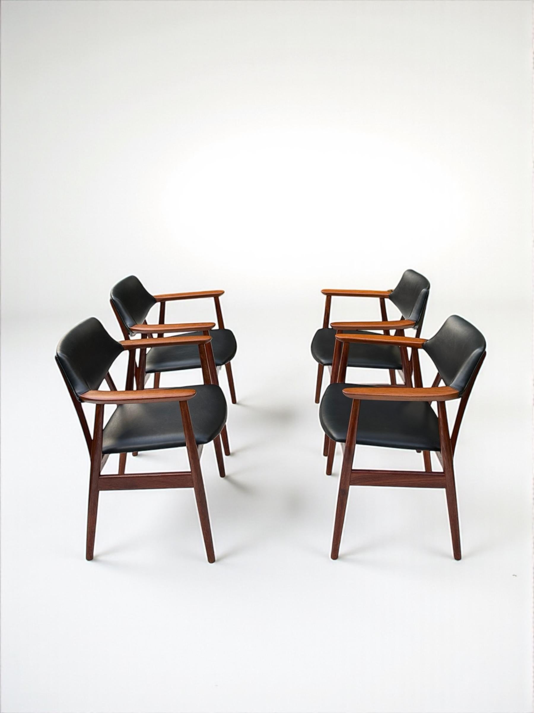 Juego de 4 sillas de comedor de teca y polipiel de Svend Aage Eriksen, Dinamarca Años 60 Danés en venta