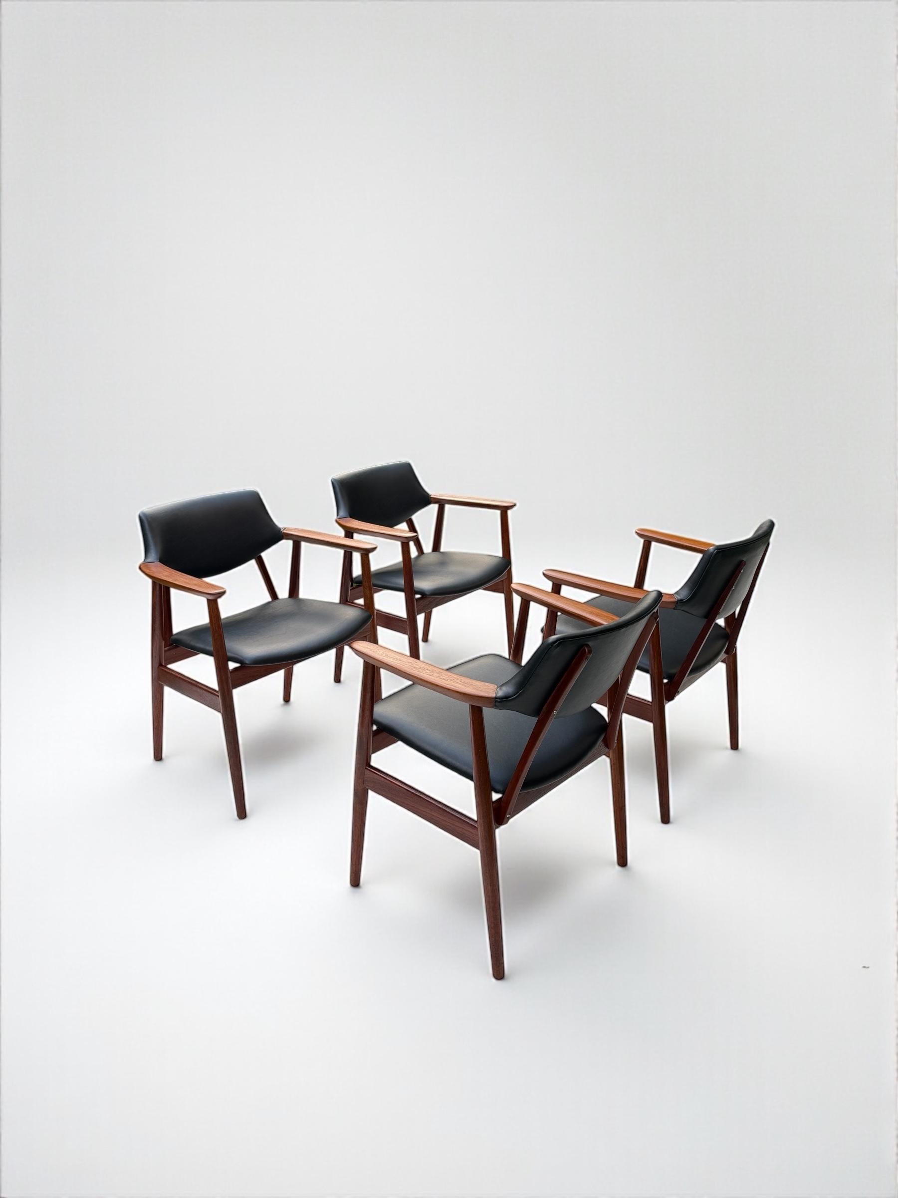 Juego de 4 sillas de comedor de teca y polipiel de Svend Aage Eriksen, Dinamarca Años 60 Carpintería en venta