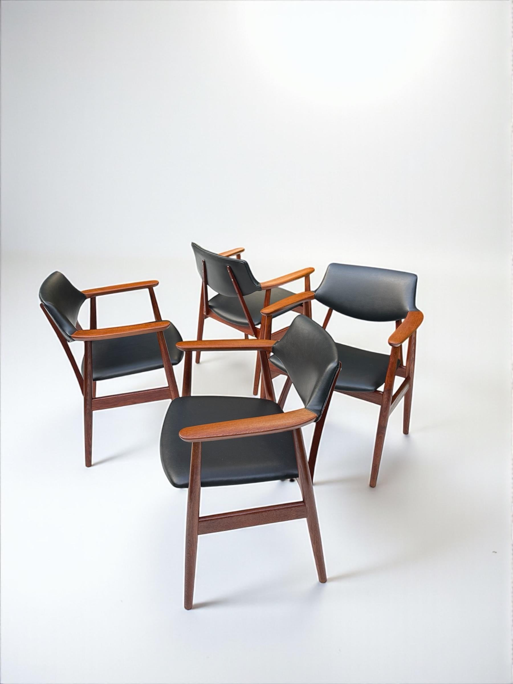 Juego de 4 sillas de comedor de teca y polipiel de Svend Aage Eriksen, Dinamarca Años 60 en Excelente estado para la venta en London, GB