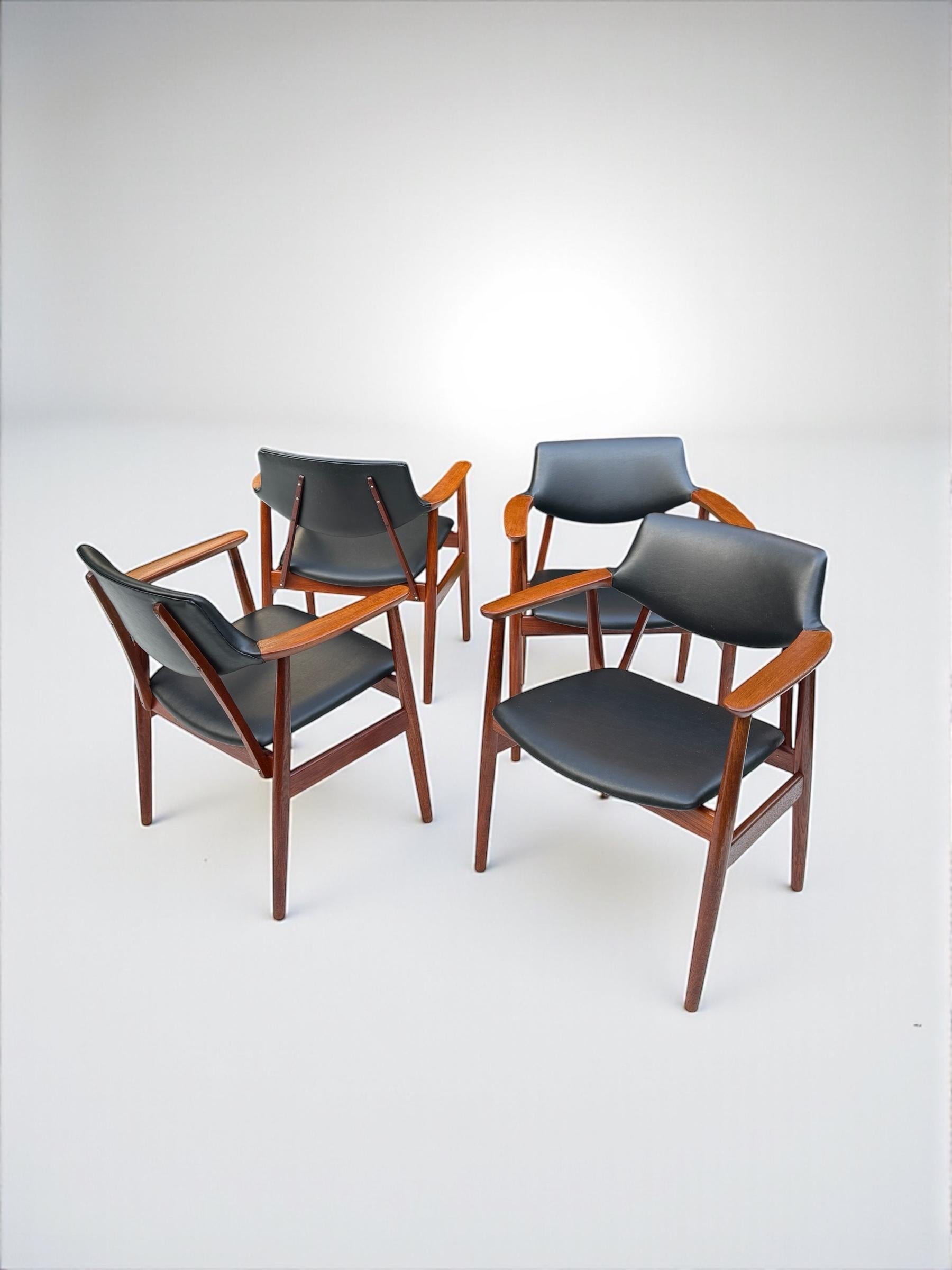 Juego de 4 sillas de comedor de teca y polipiel de Svend Aage Eriksen, Dinamarca Años 60 mediados del siglo XX en venta