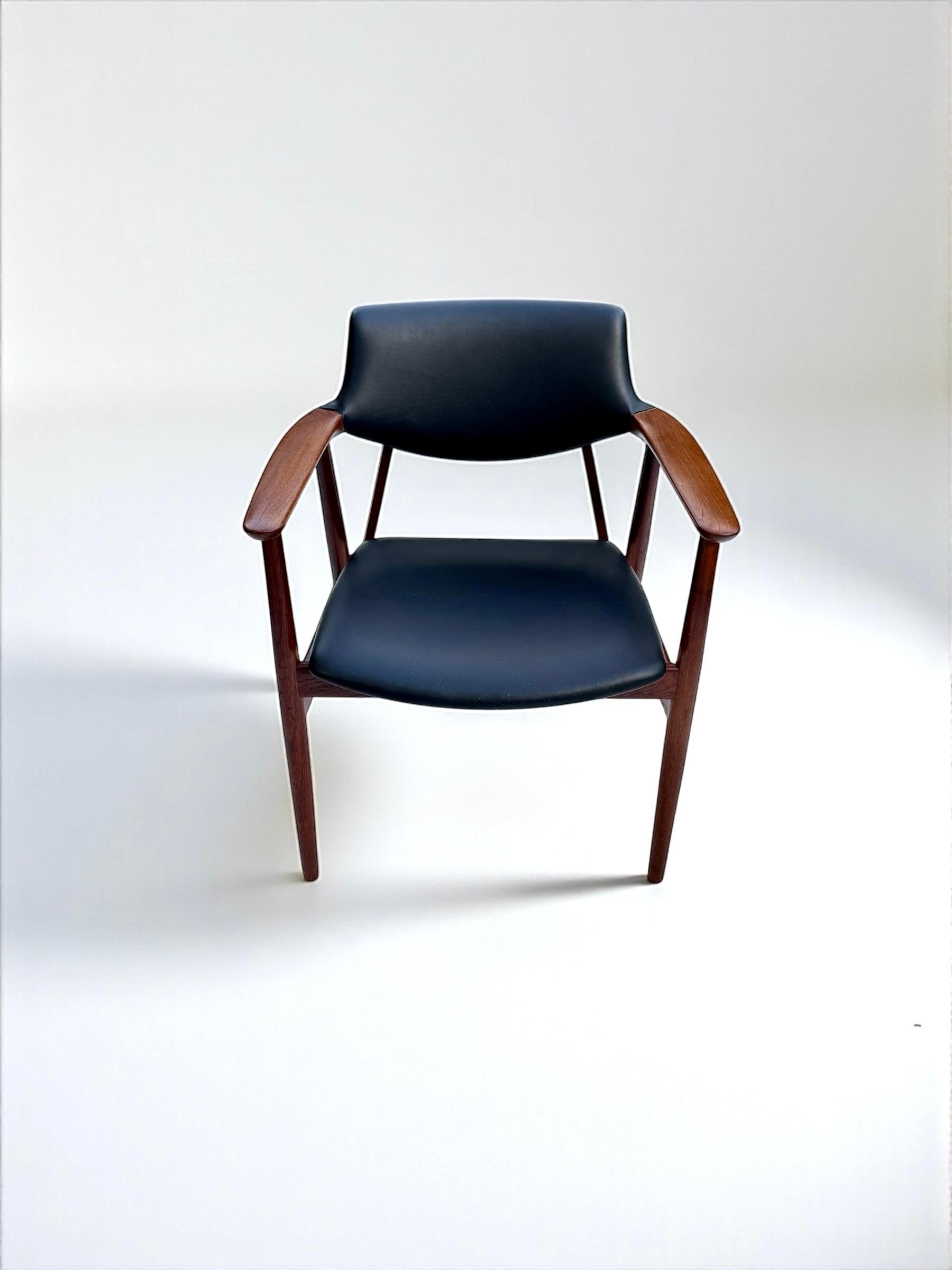 Juego de 4 sillas de comedor de teca y polipiel de Svend Aage Eriksen, Dinamarca Años 60 en venta 1